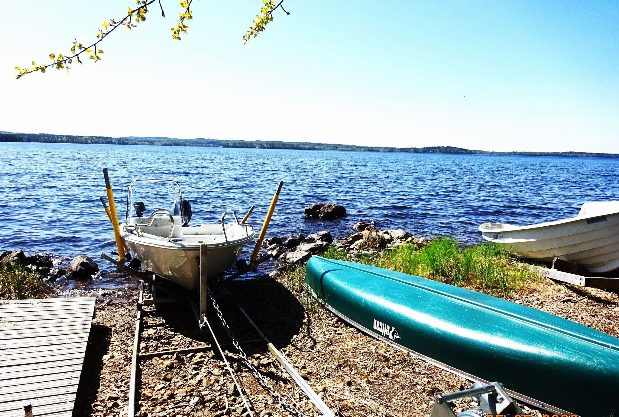 Motorboat, 20 HP, 4 people. (3 adults 3x 85 kg). 3 P. rowing boat. 3 P. canoe inclusive. 4P. canoe available by request