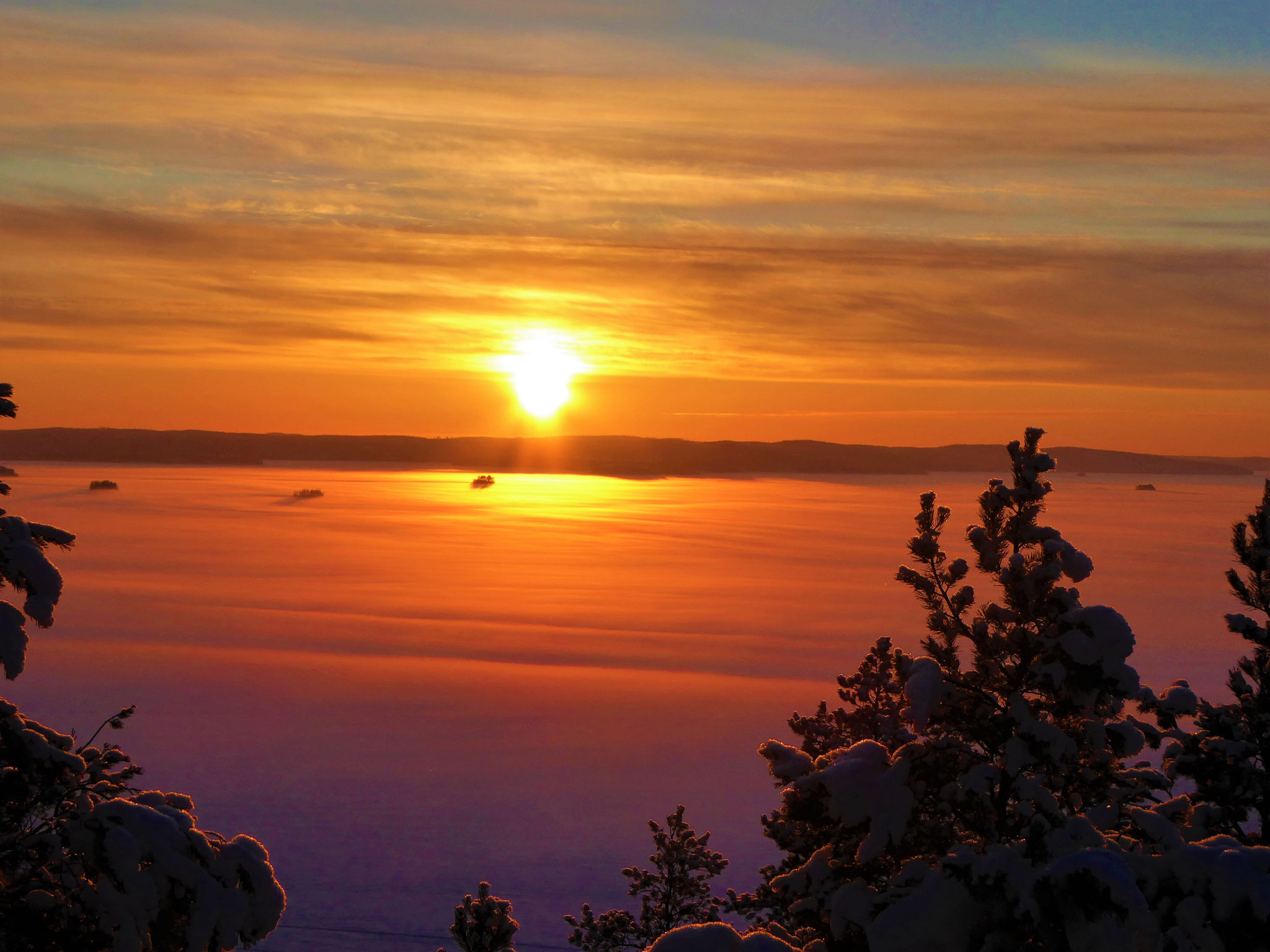 Sonnenuntergang über dem winterlichen Archipel vom nahen Aussichtsturm gesehen. Jetzt zurück in Ihr warmes Ferienhaus in die Sauna oder vor dem Kaminofen einkuscheln