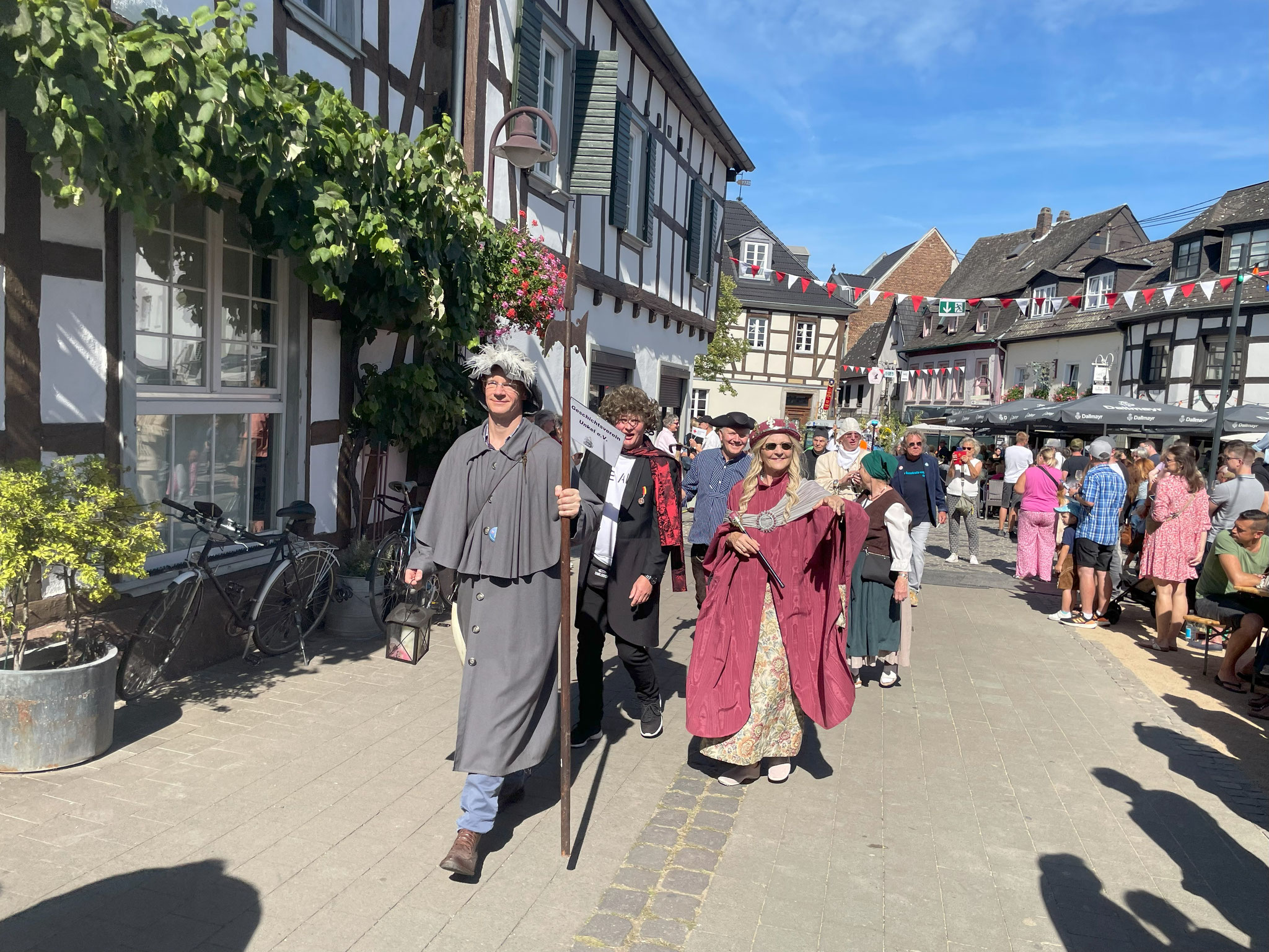Nachtwächter-Ensemble des Geschichtsvereins während des  Festumzuges