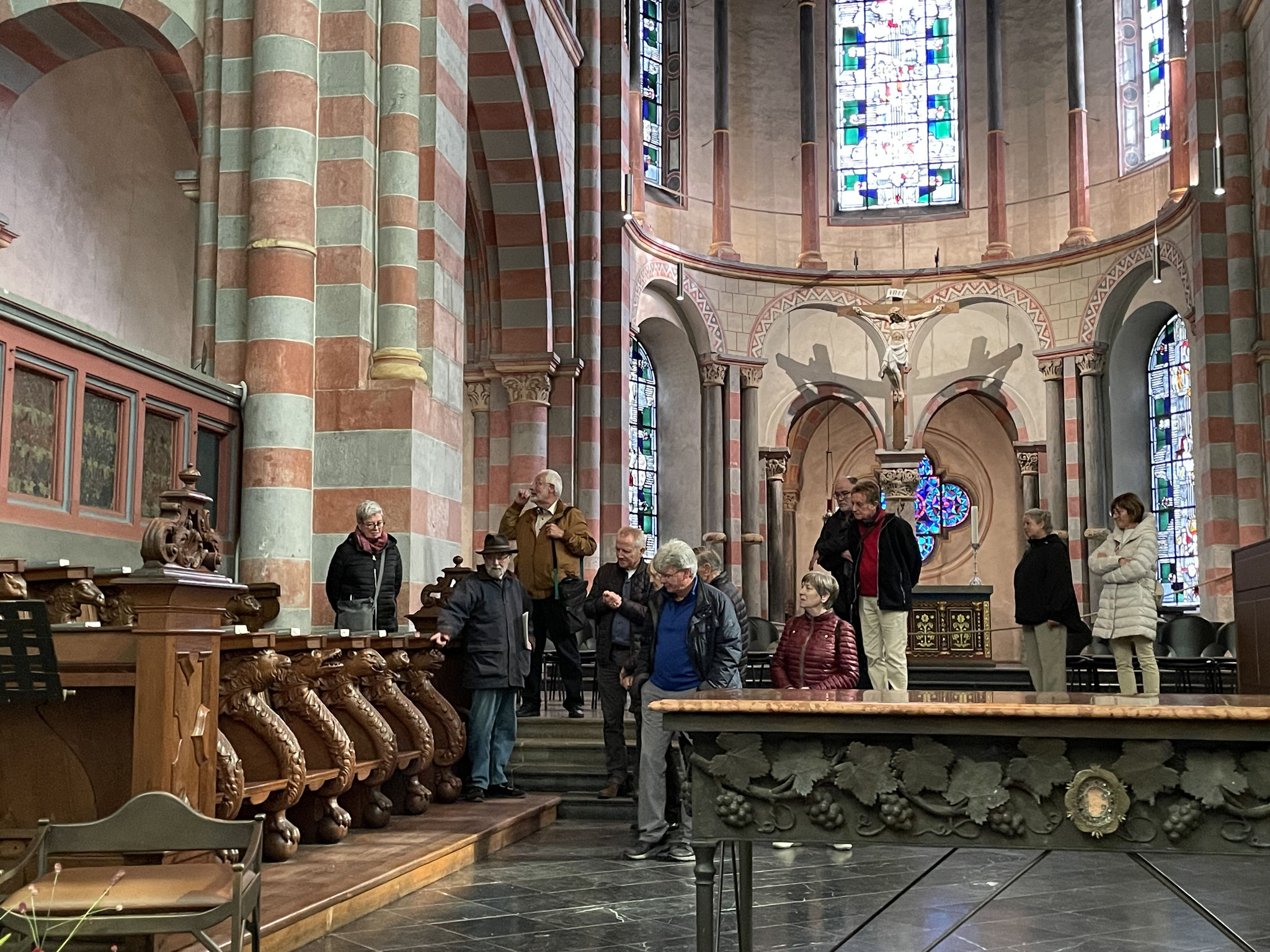 Abteikirche St. Nikolaus - Altarraum und Chorgestühl