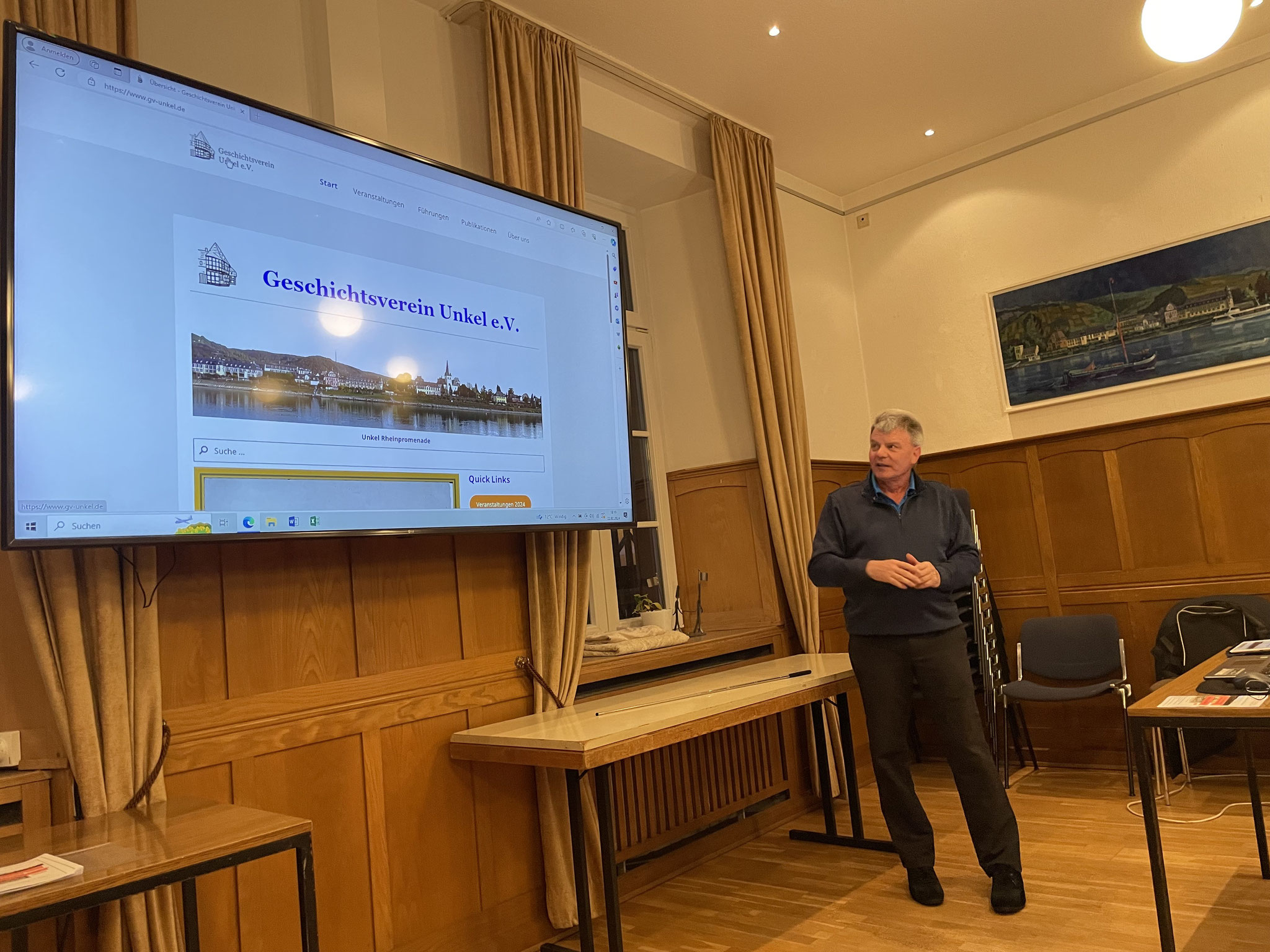 Horst Baermann erklärt den Aufbau der neuen Internetseite