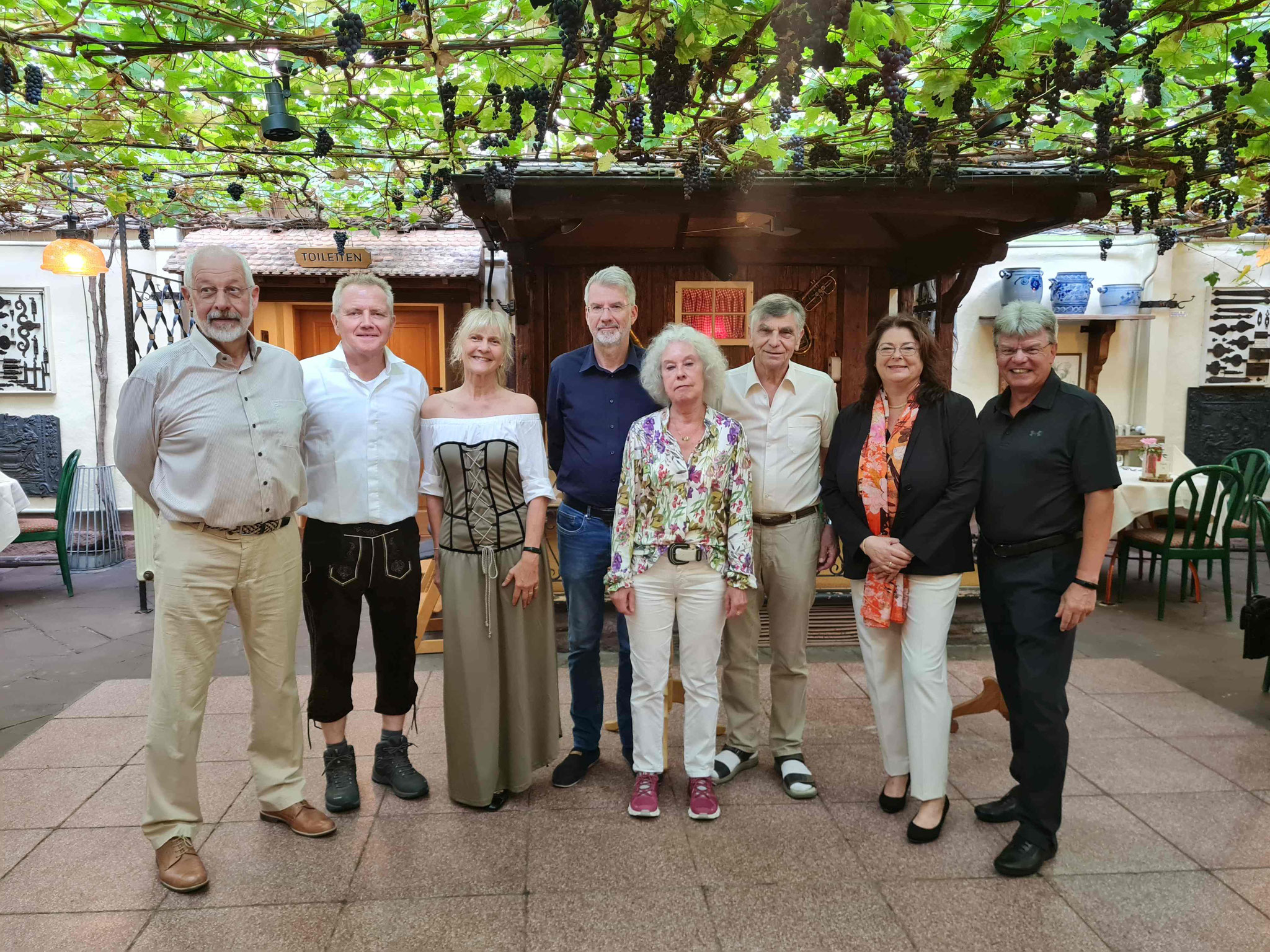 Das Theaterensemble des Geschichtsvereins v.l.n.r. Werner Geißler, Kalle Goerken, Danny Goerken-Bell, Wolfgang Ruland, Doris Fontuin (Regisseurin), Wilfried Meitzner, Gabi Baermann, Horst Baermann