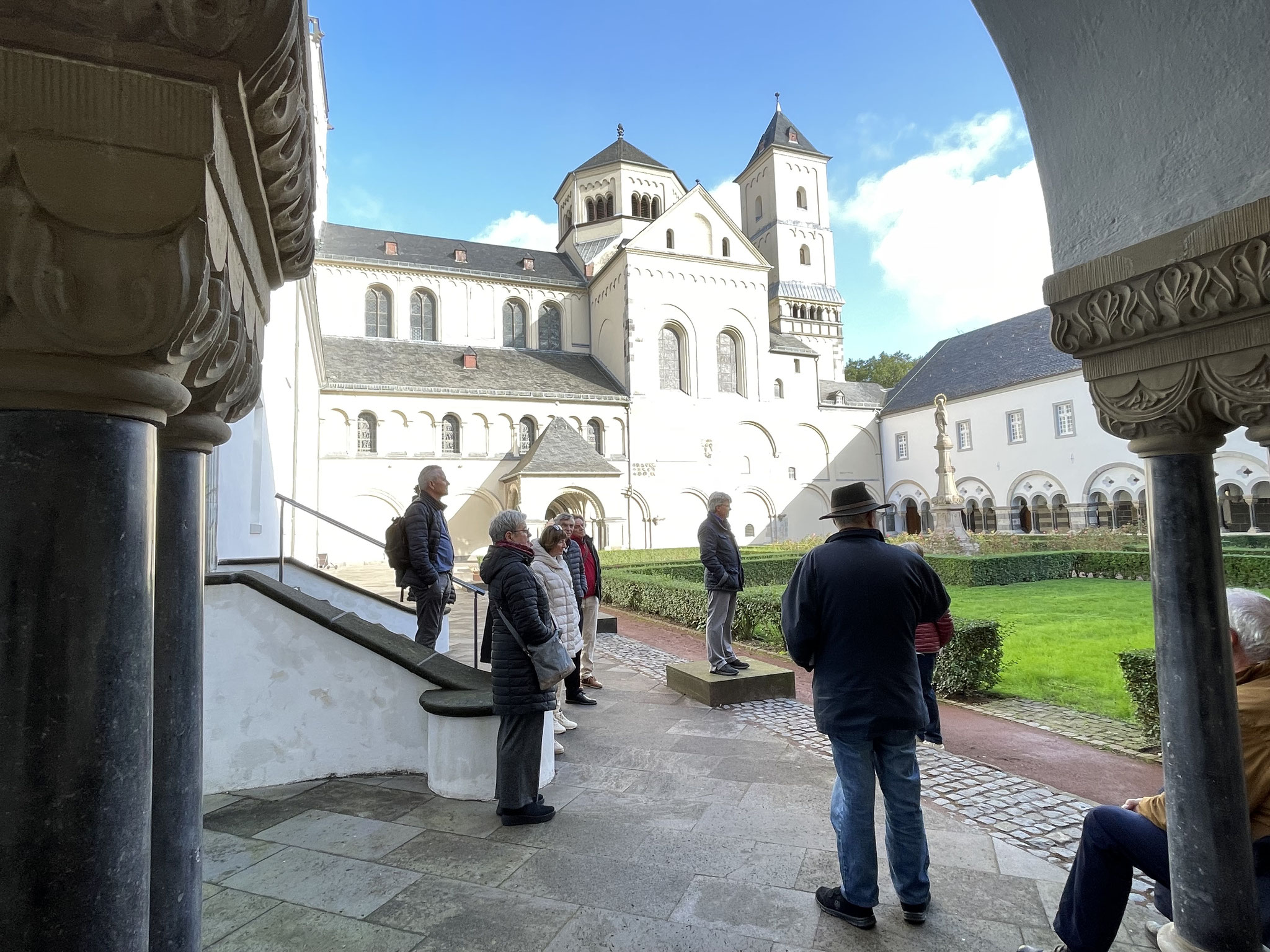 Marienhof mit Blick auf Abteikirche St. Nikolaus