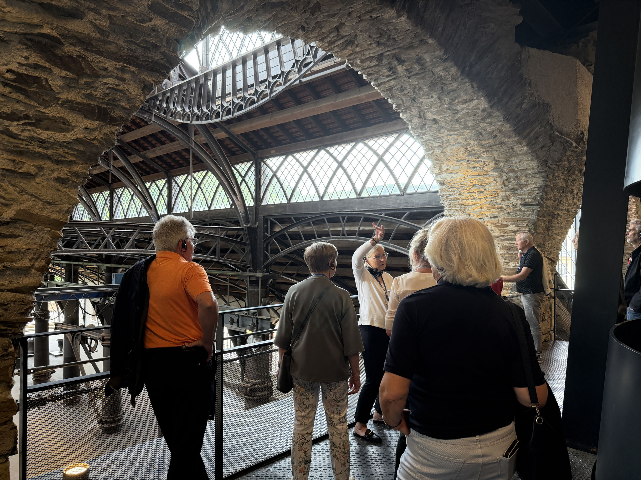 Impressionen: Sayner Hütte - die Gießhalle mit Blick vom Hochofen