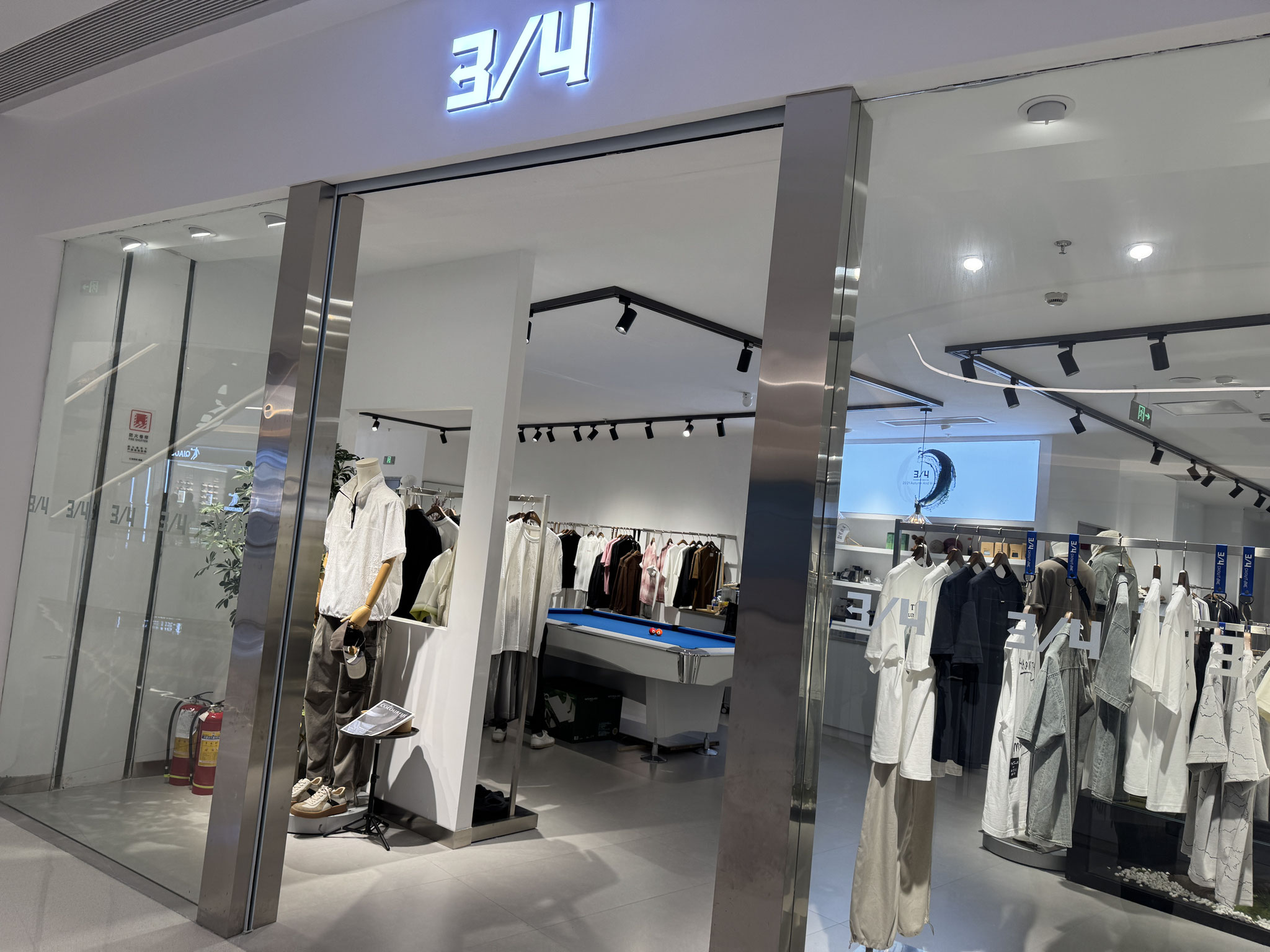 ショッピングモールの服屋に台が！