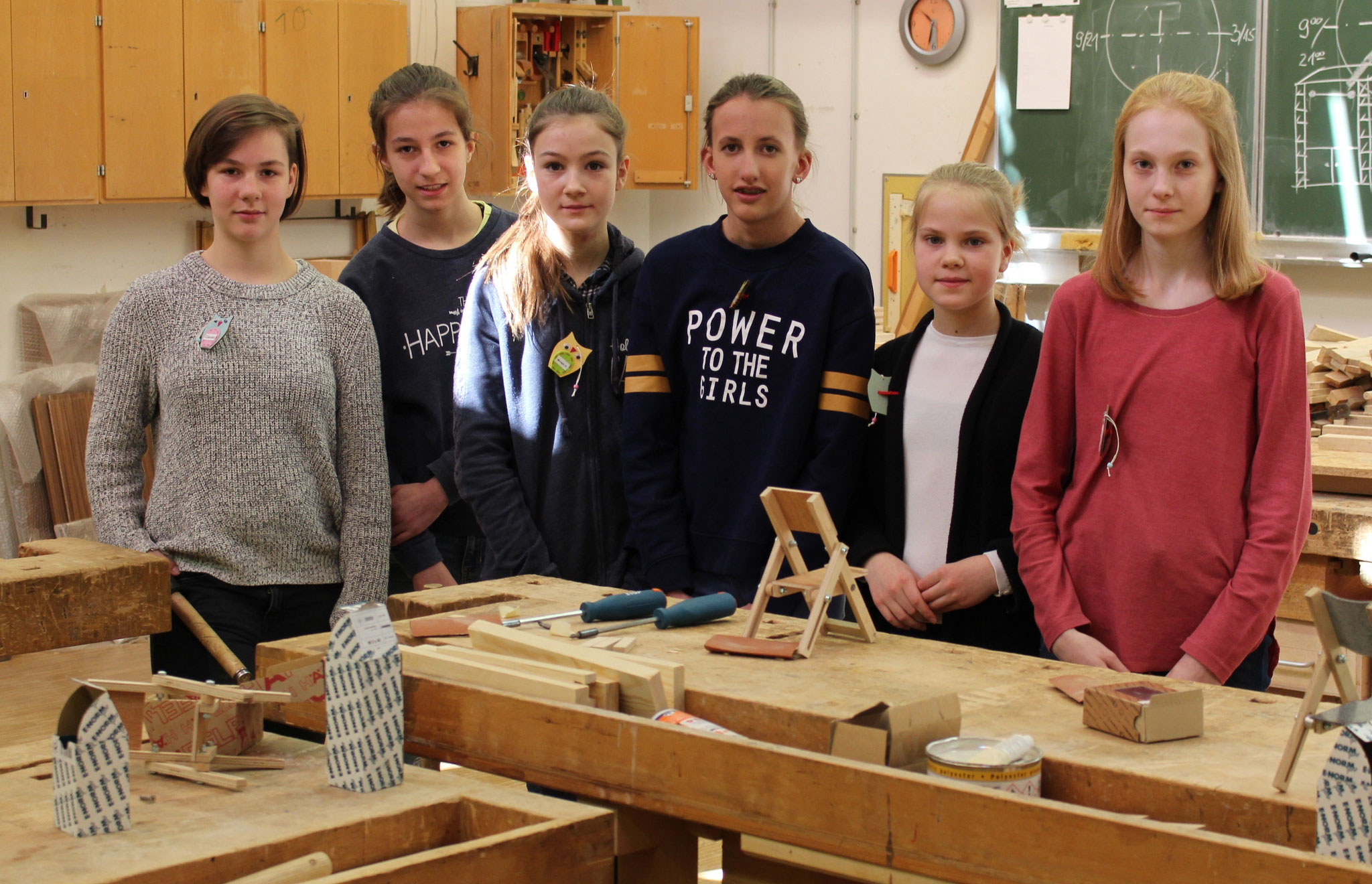 Die jungen Besucherinnen in der Holzwerkstatt