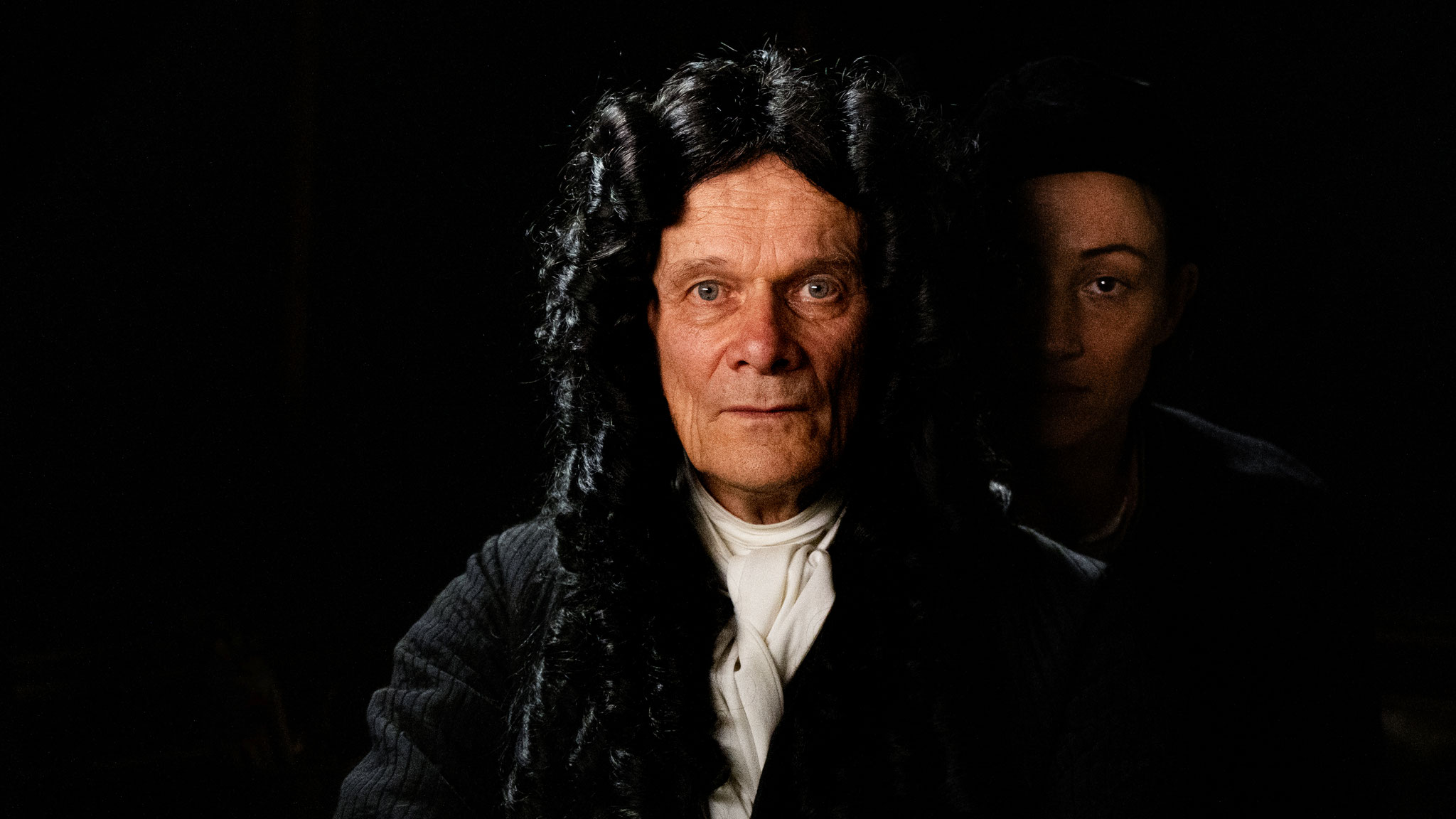 Der Universalgelehrte Gottfried Wilhelm Leibniz (Edgar Selge) soll von einer Künstlerin (Aenne Schwarz) porträtiert werden.  ©  Ella Knorz