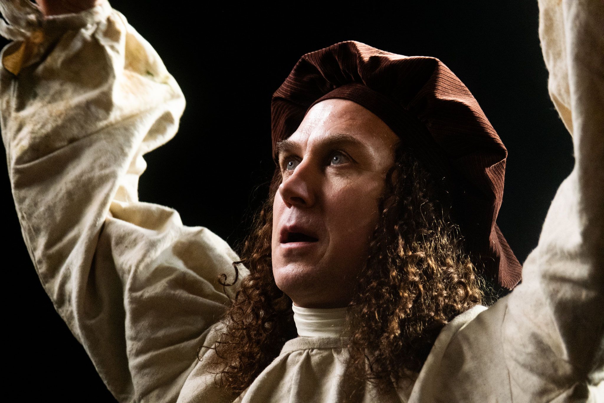 Hofmaler Delalandre (Lars Eidinger) kann Leibniz (Edgar Selge) mit seinem Entwurf nicht überzeugen.  ©  Ella Knorz