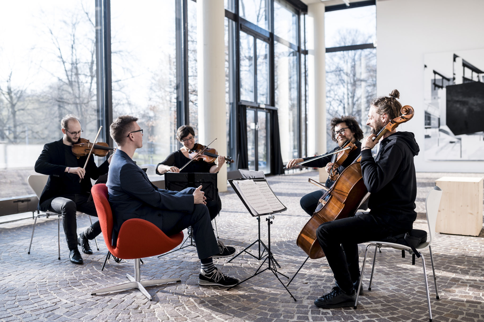 Orchester_im_Treppenhaus Foto: Moritz_Küstner 