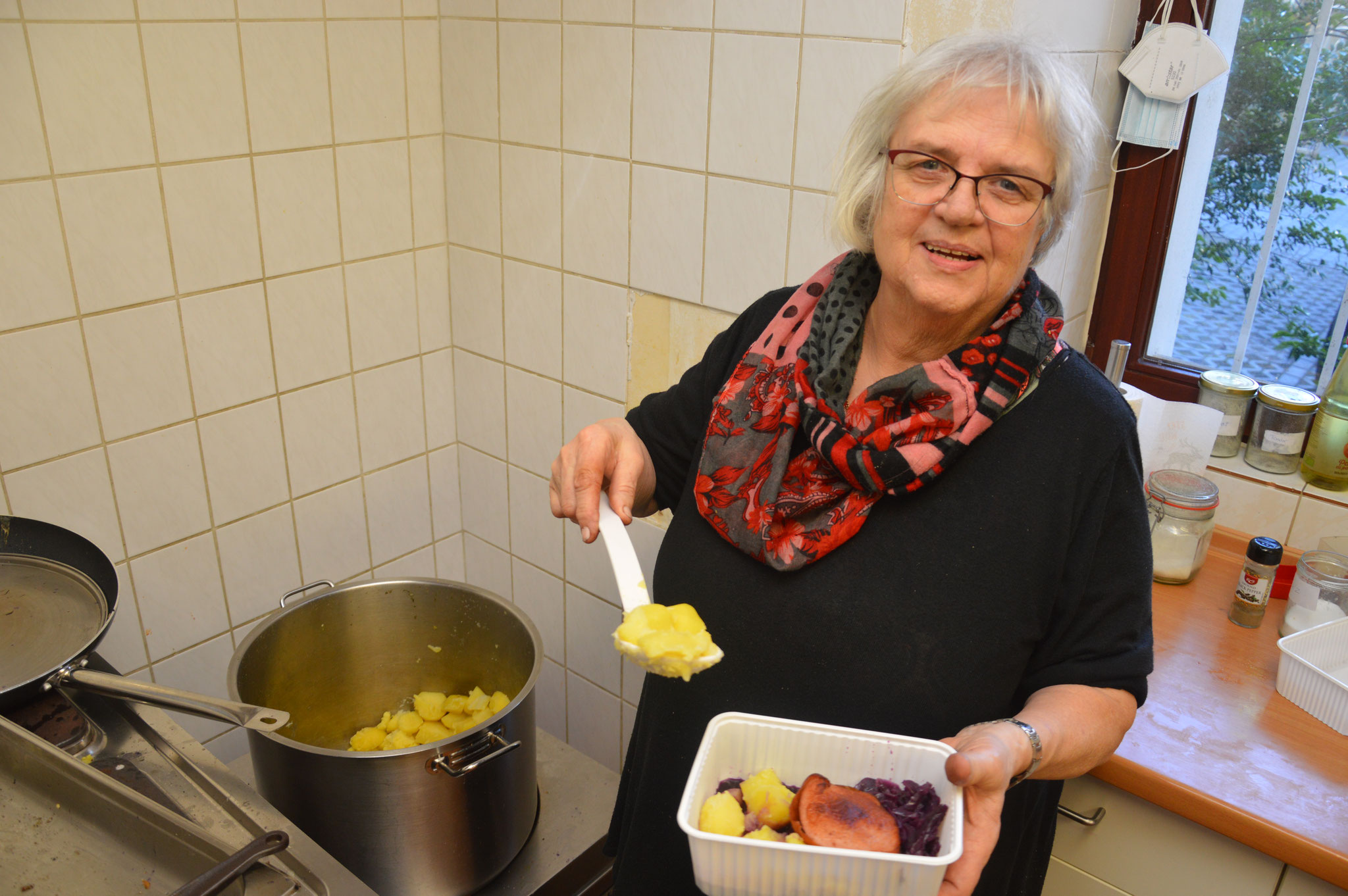 Christine Brothun hat in der Küche das Regiment. Hier füllt sie eine Portion zum Mitnehmen ab. Foto: Marius Thöne