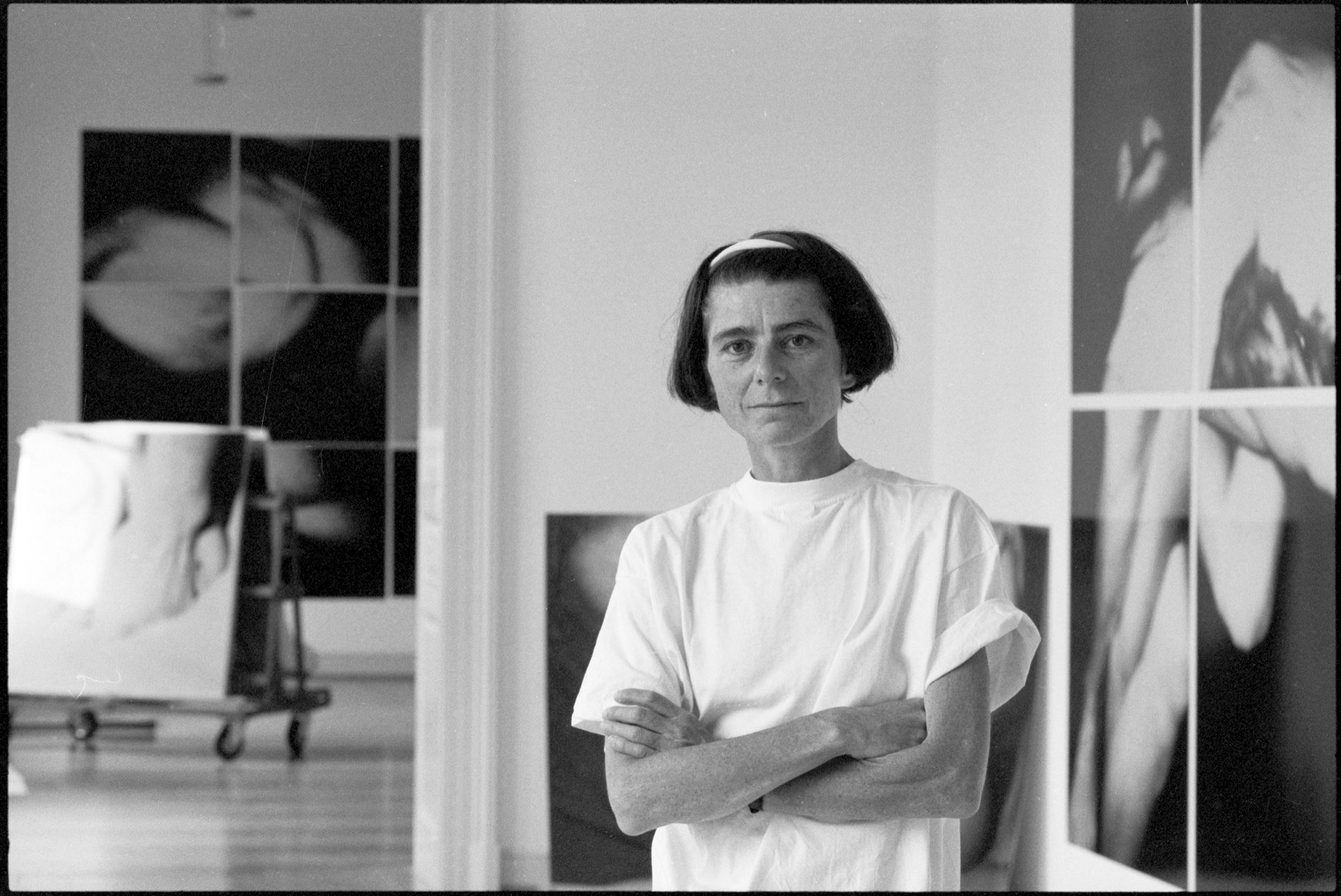 Hannah Villiger [beim Aufbau ihrer Ausstellung] im Kunstmuseum St.Gallen, 1995, Foto: Stefan Rohner 