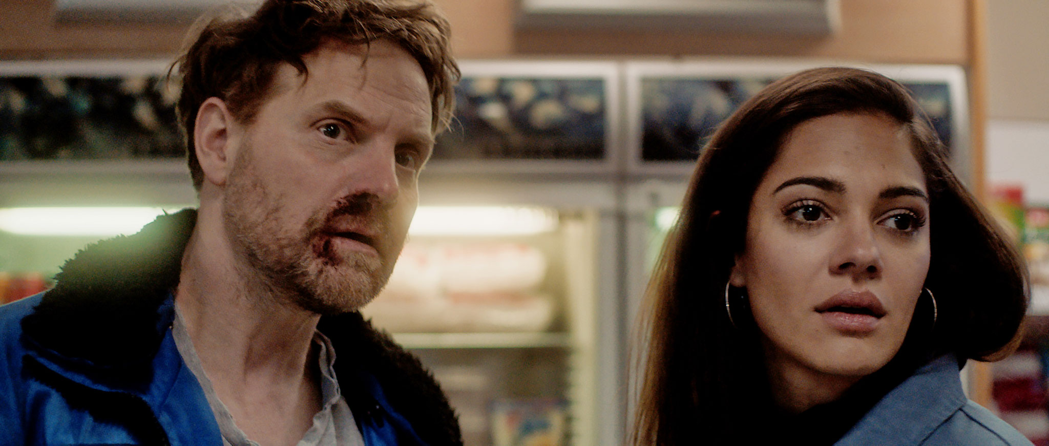 Olli (Janek Rieke) und seine nicht mehr ganz so geheime Geliebte Mia (Nilam Farooq) .Foto: (c) ELEMENT E