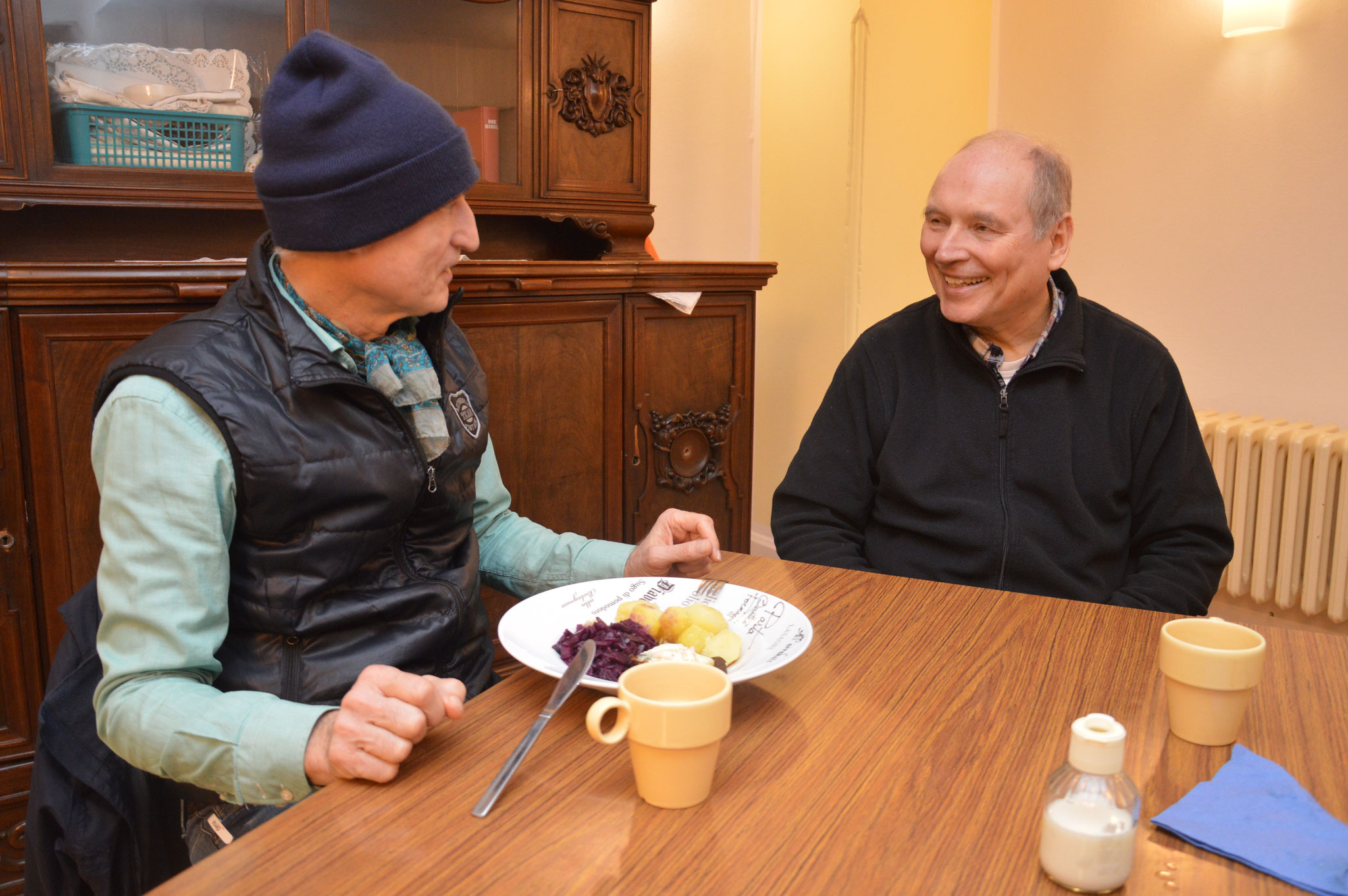 Pater Kalle Lenz mischt sich gerne unter die Gäste. Hier ist er im Gespräch mit Andreas. Foto: Marius Thöne