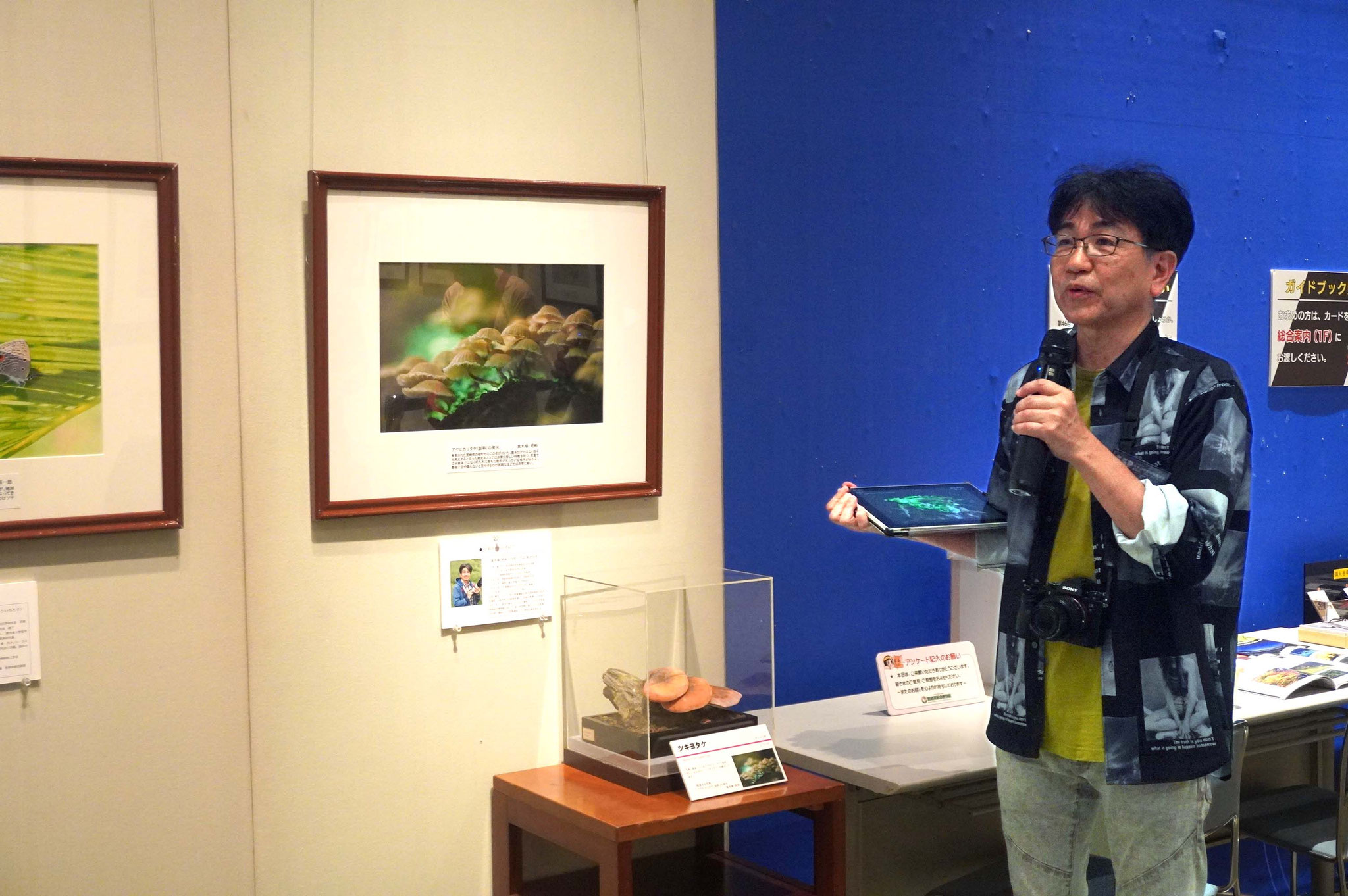 ⑧自身の作品解説の様子(東木場会員)