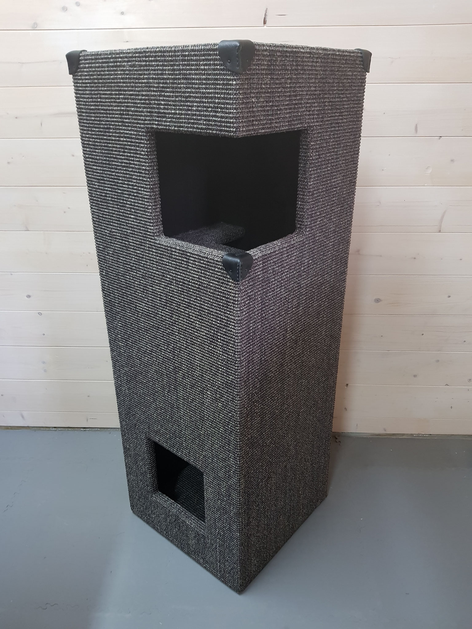 Pure Open Edge Large anthrazit, schwarz gebeizt mit Lederecken