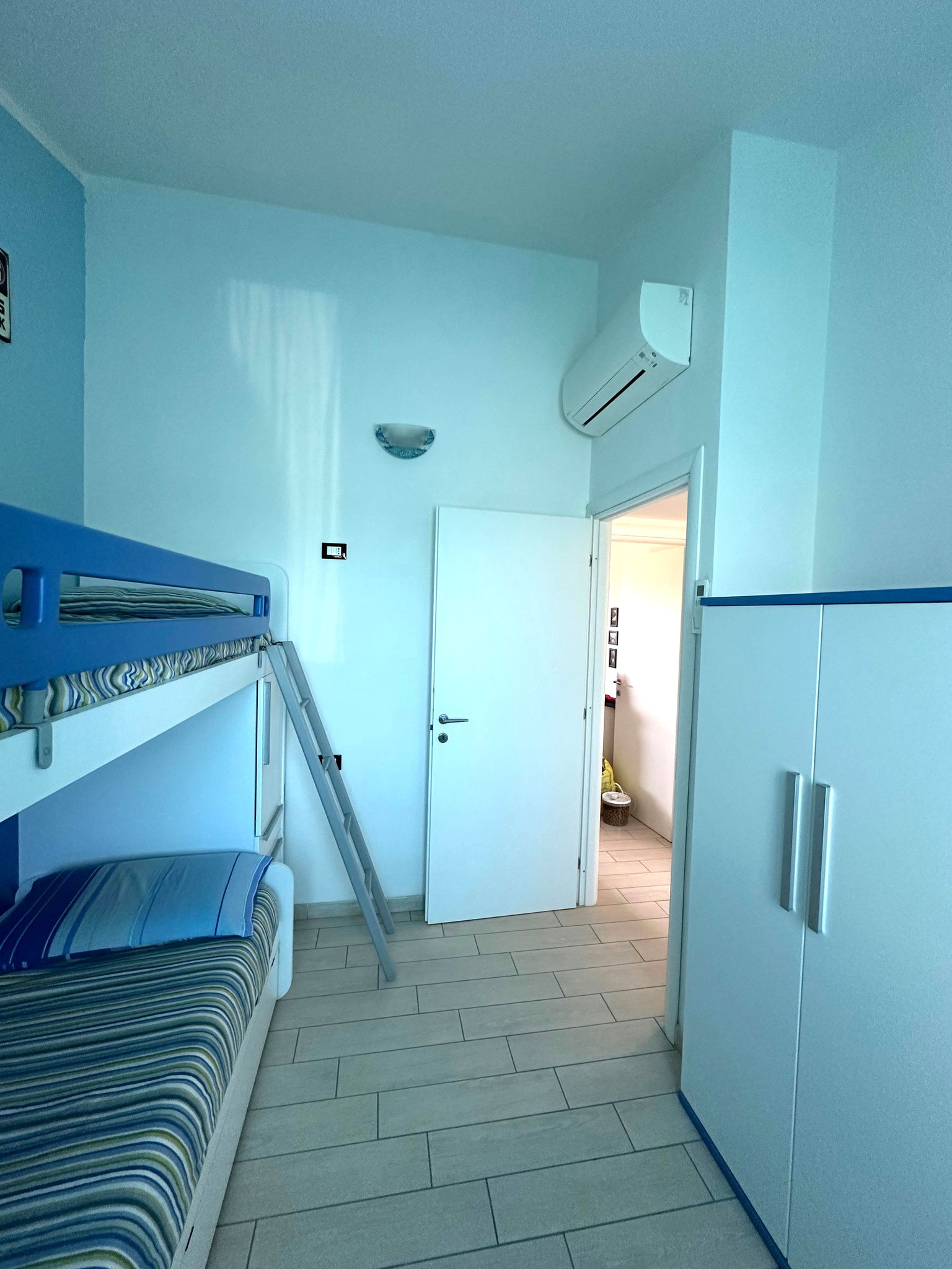 Cameretta con letto a castello