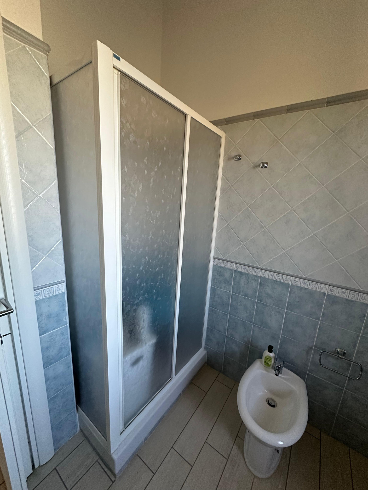 Bagno con doccia e lavatrice