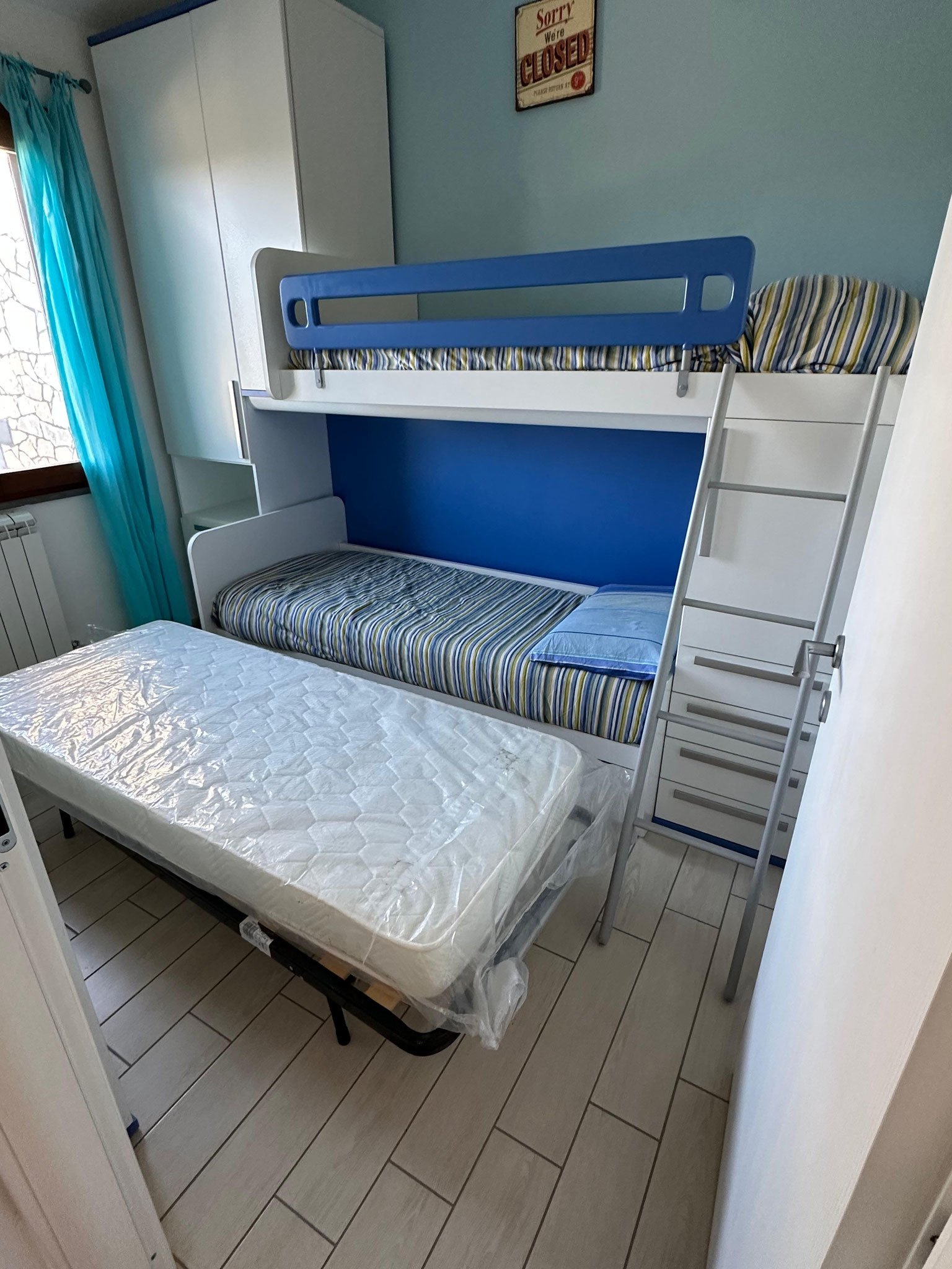 Cameretta con letto a castello + letto singolo a scomparsa