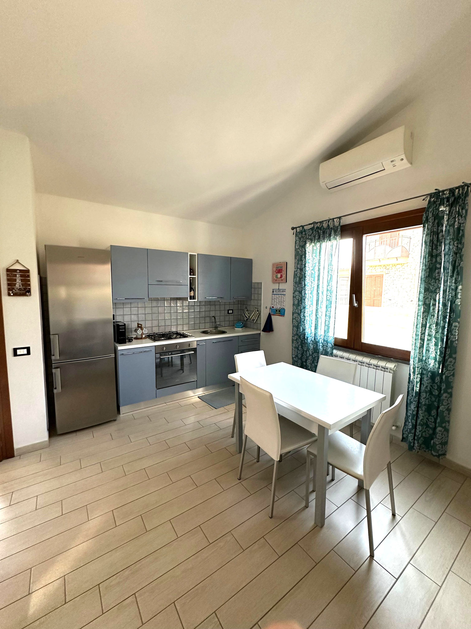 Soggiorno con cucina a vista attrezzata