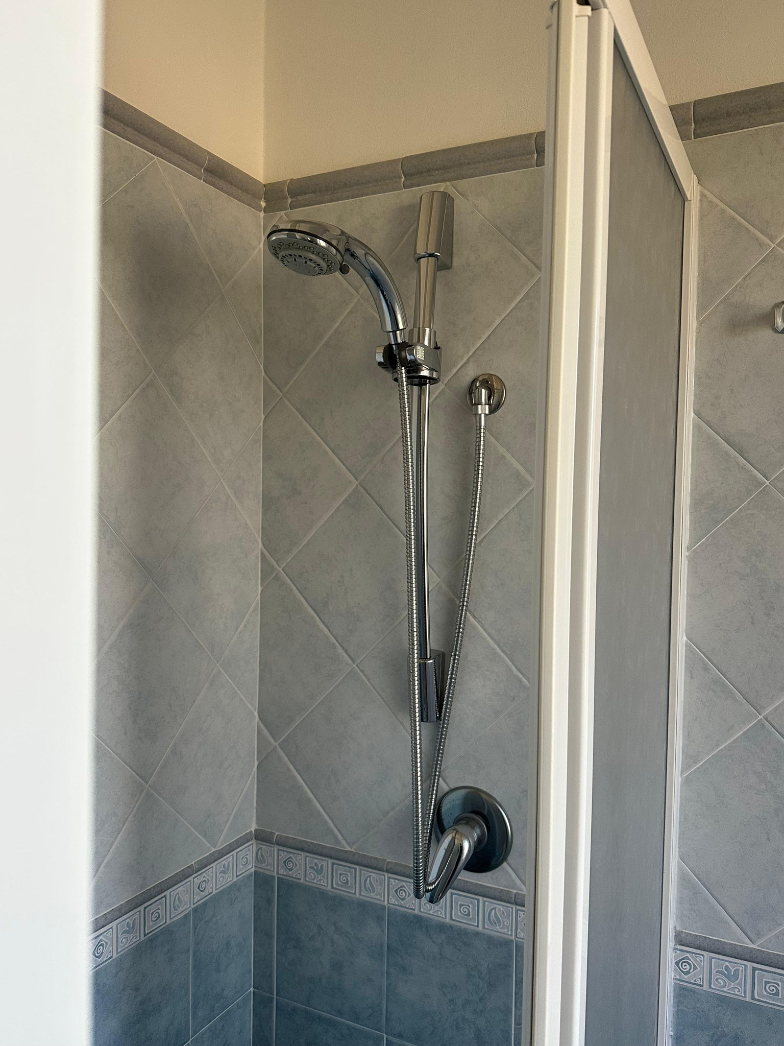 Bagno con doccia e lavatrice