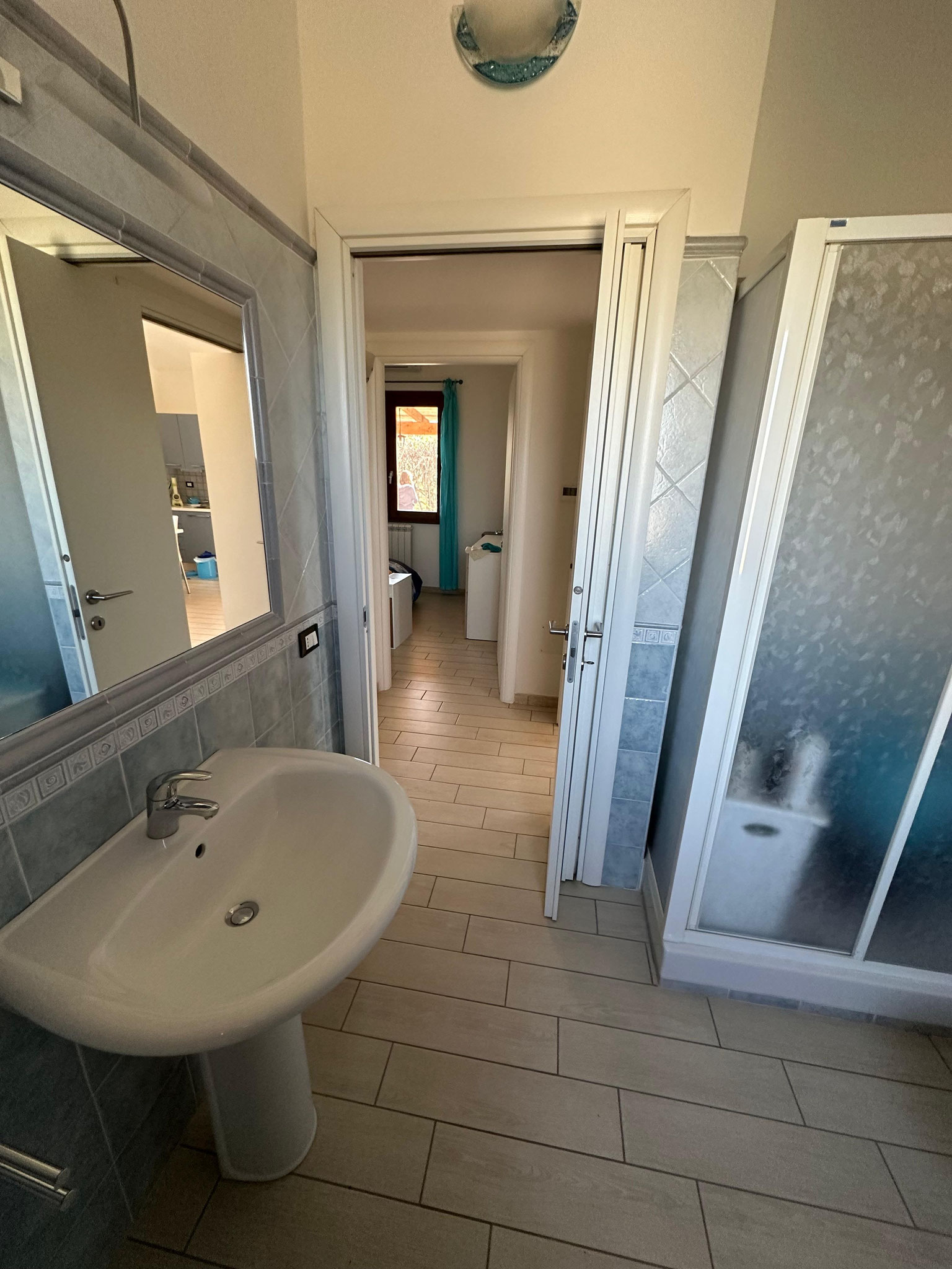 Bagno con doccia e lavatrice