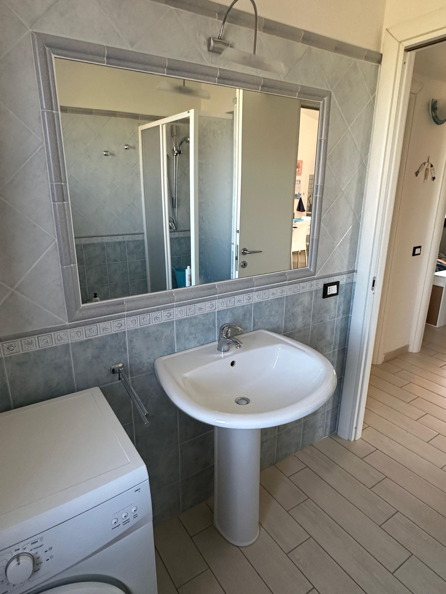 Bagno con doccia e lavatrice