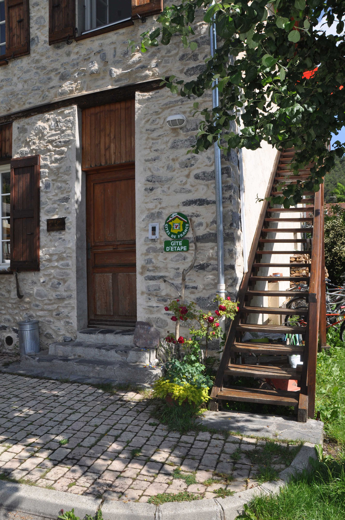 Entrée du gite de Flagustelle, hébergement montagne