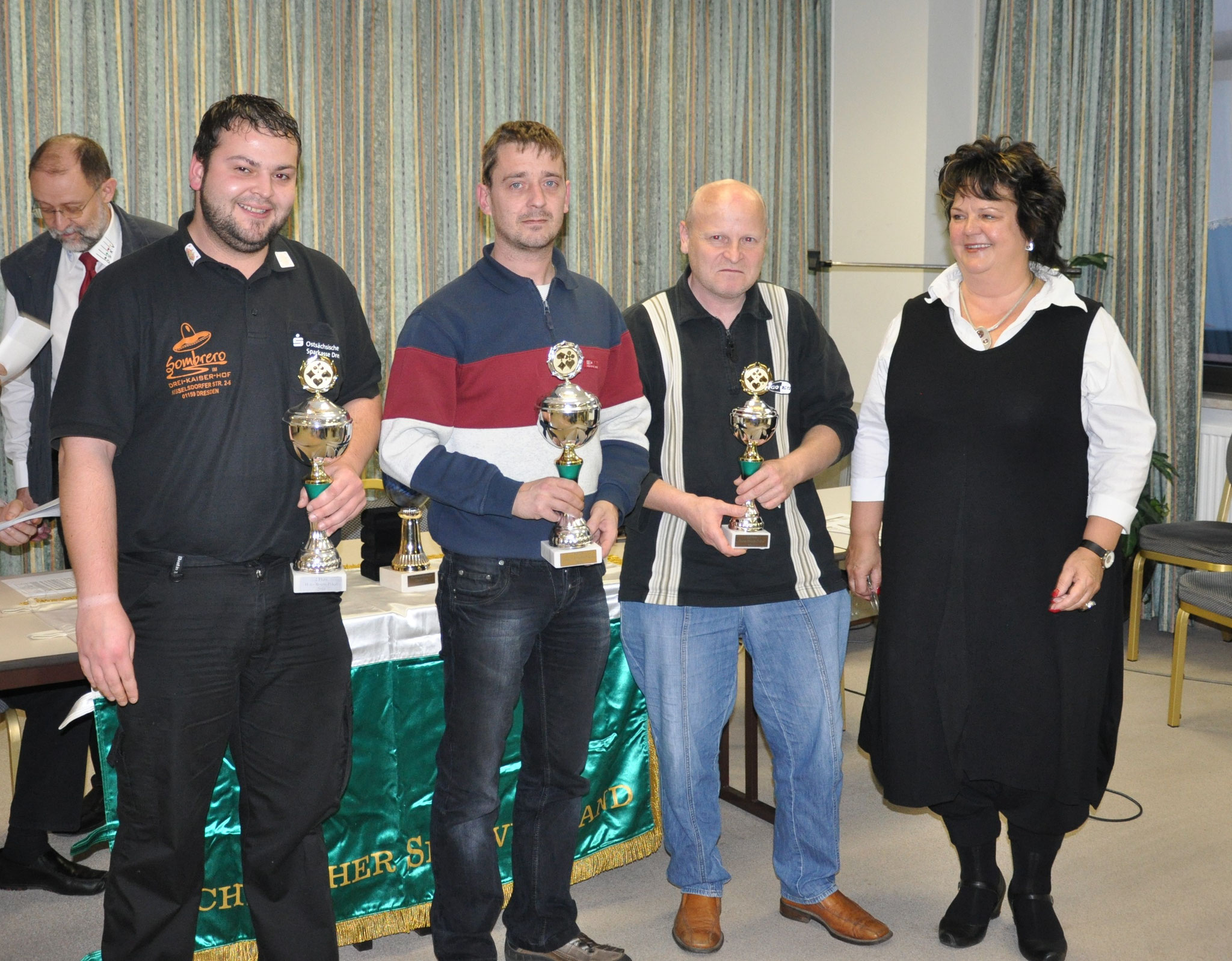 Platz 2 von André Grundmann beim Hohe Reuth-Pokal in Schöneck (von links nach rechts: Zweiter André Grundmann, Sieger Mike Nitzschke, Dritter Jens Stein und SSkV-Präsidentin Angelika Endt).