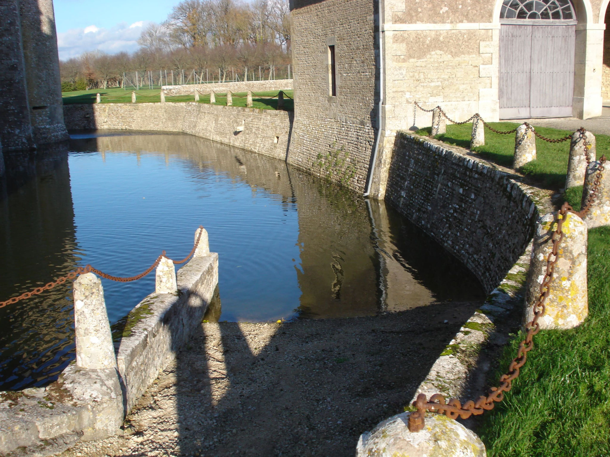 Descente des douves vue vers l'est/Eastward view down the moat - Château de Saveilles    ©photo-propriétaire