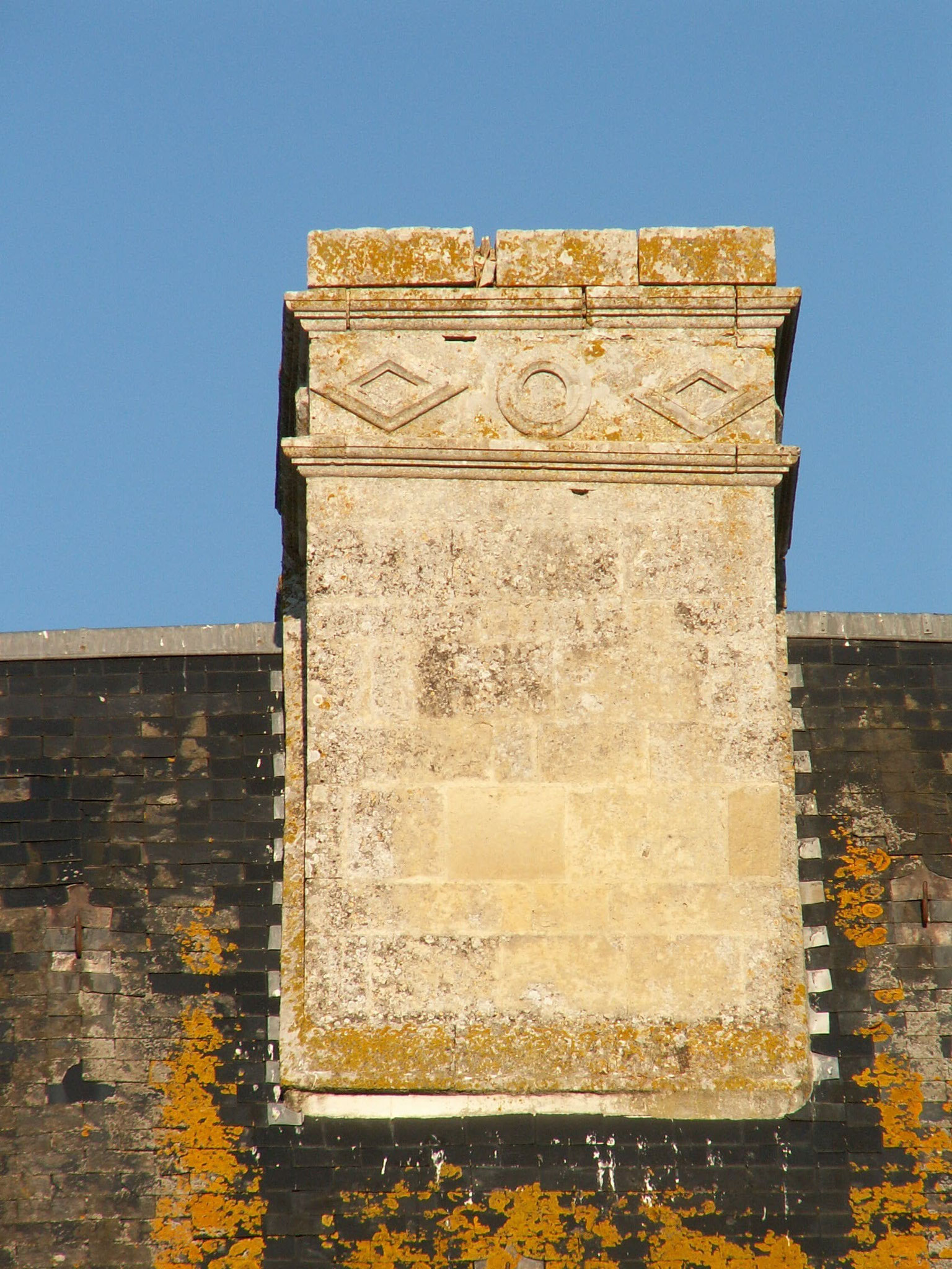 Cheminée Renaissance 16e siècle/16th century Renaissance chimney stump - Château de Saveilles    ©photo-propriétaire