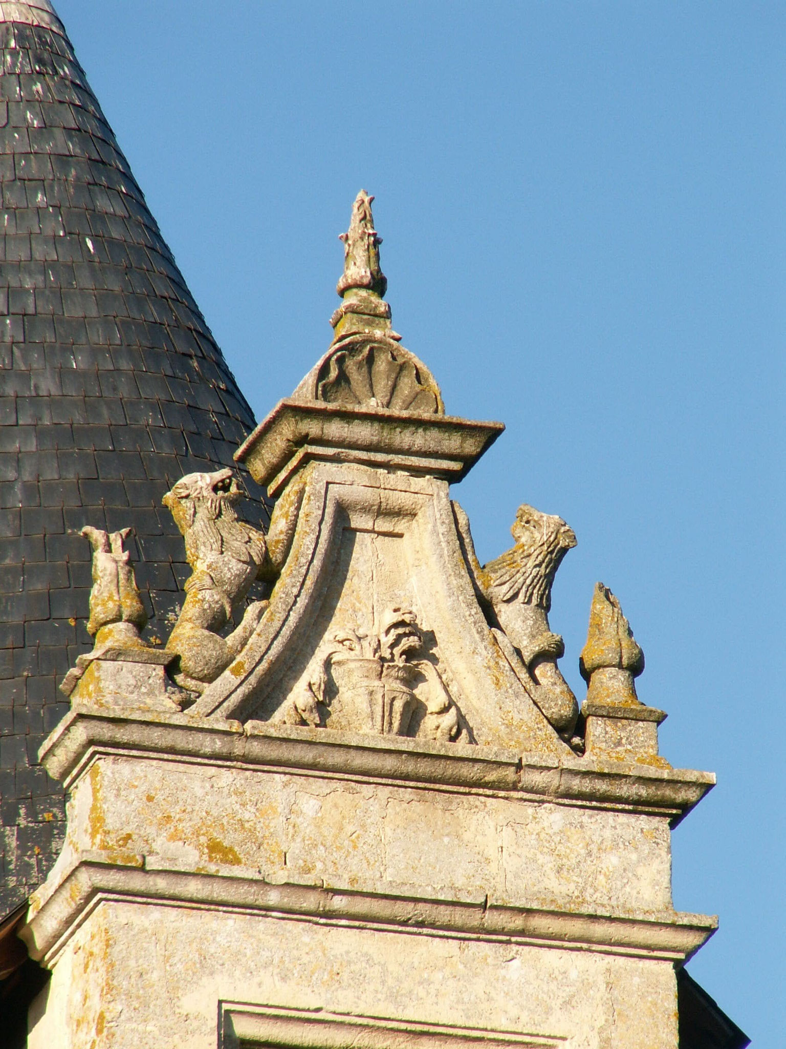 Fronton triangulaire de la lucarne de la tour de la prison/Detail of dormer window in the Prison Tower - Château de Saveilles    ©photo-propriétaire