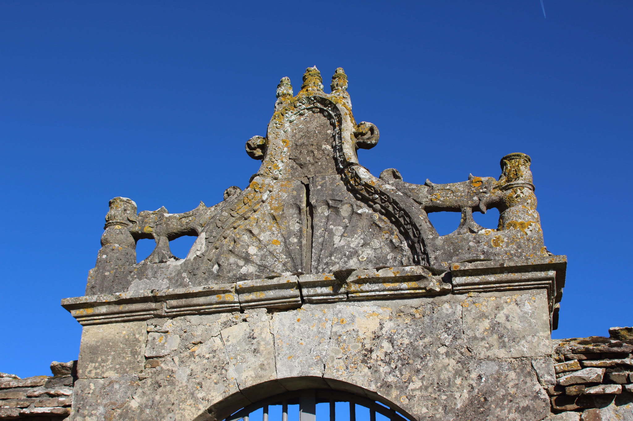 Fronton de la porte du jardin/Garden gate pediment - Château de Saveilles    ©photo-propriétaire