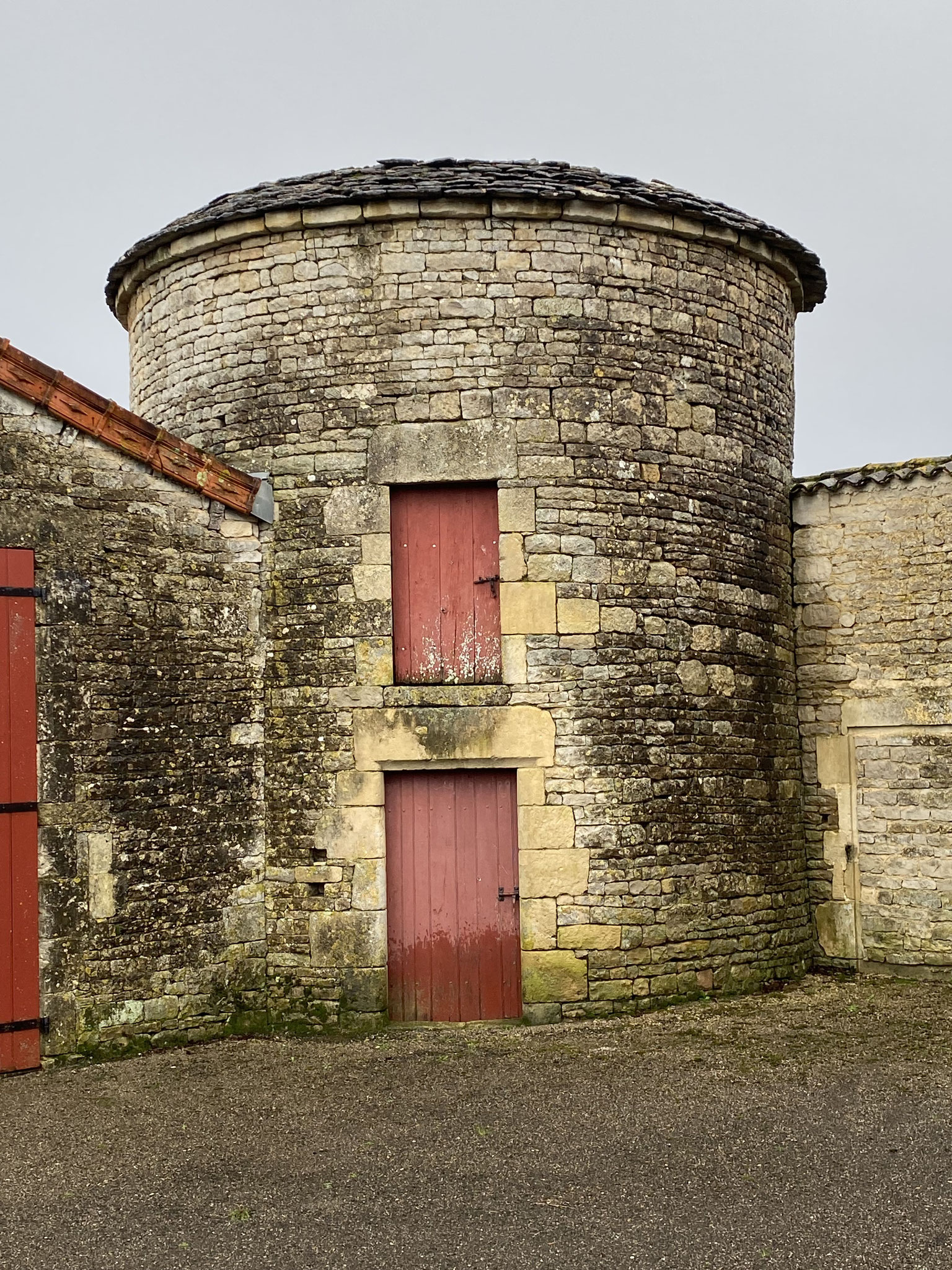 Au matin du 22 février 2024, depuis la cour principale du château, tout semble normal...