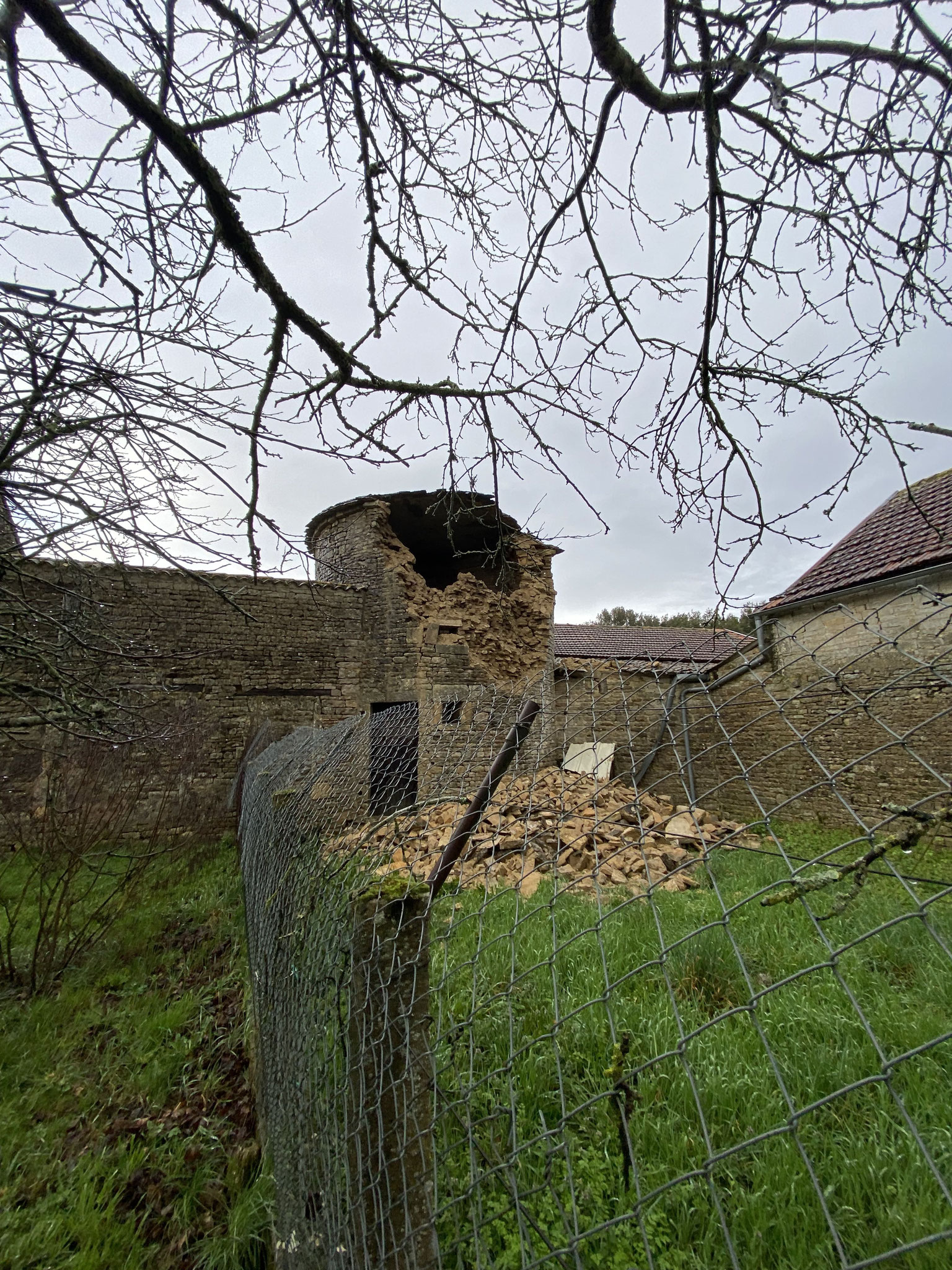 Mais sur l'arrière, un spectacle désolant nous attend !
