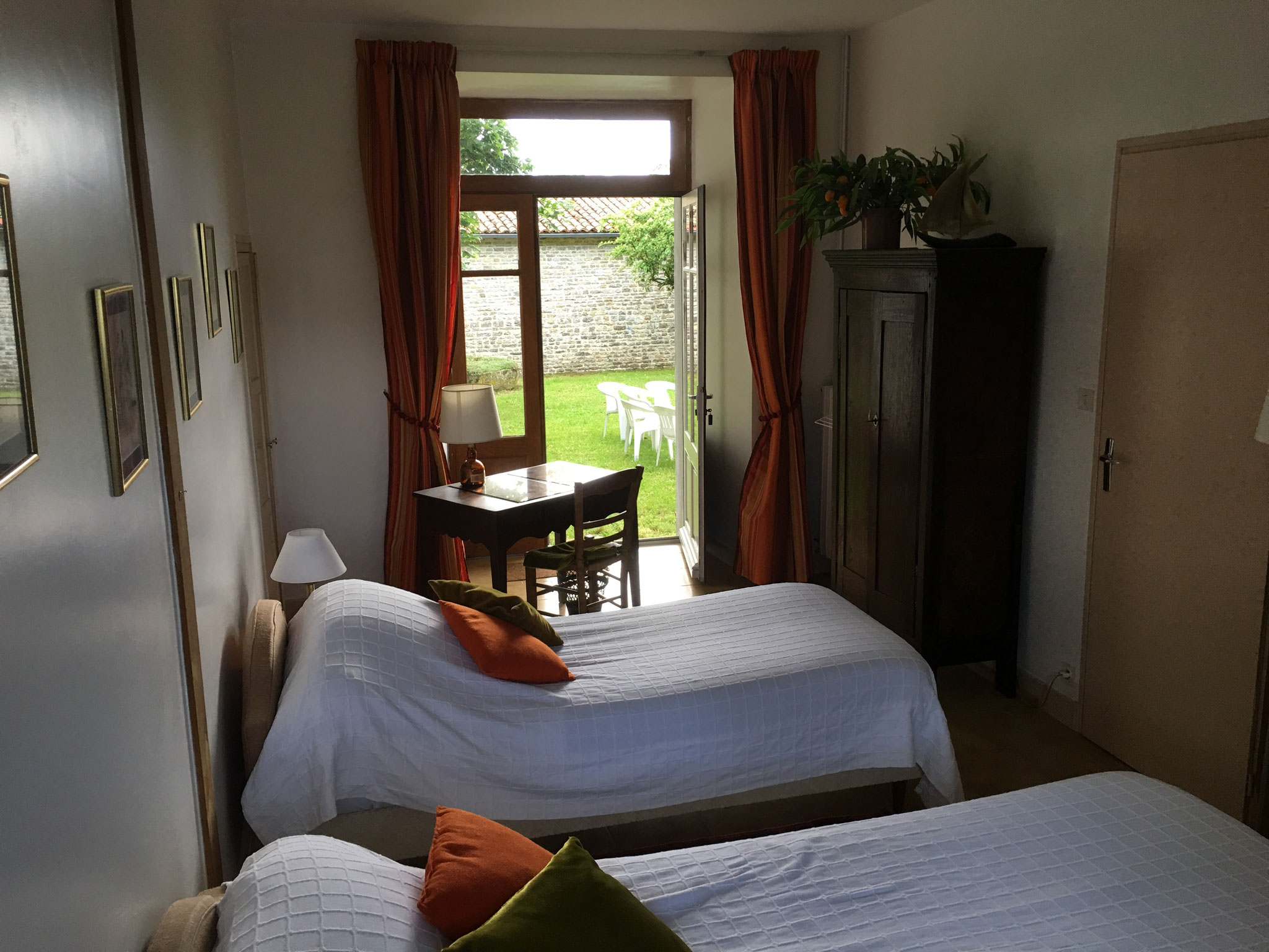 Room with 2 beds on the ground floor, towards the garden