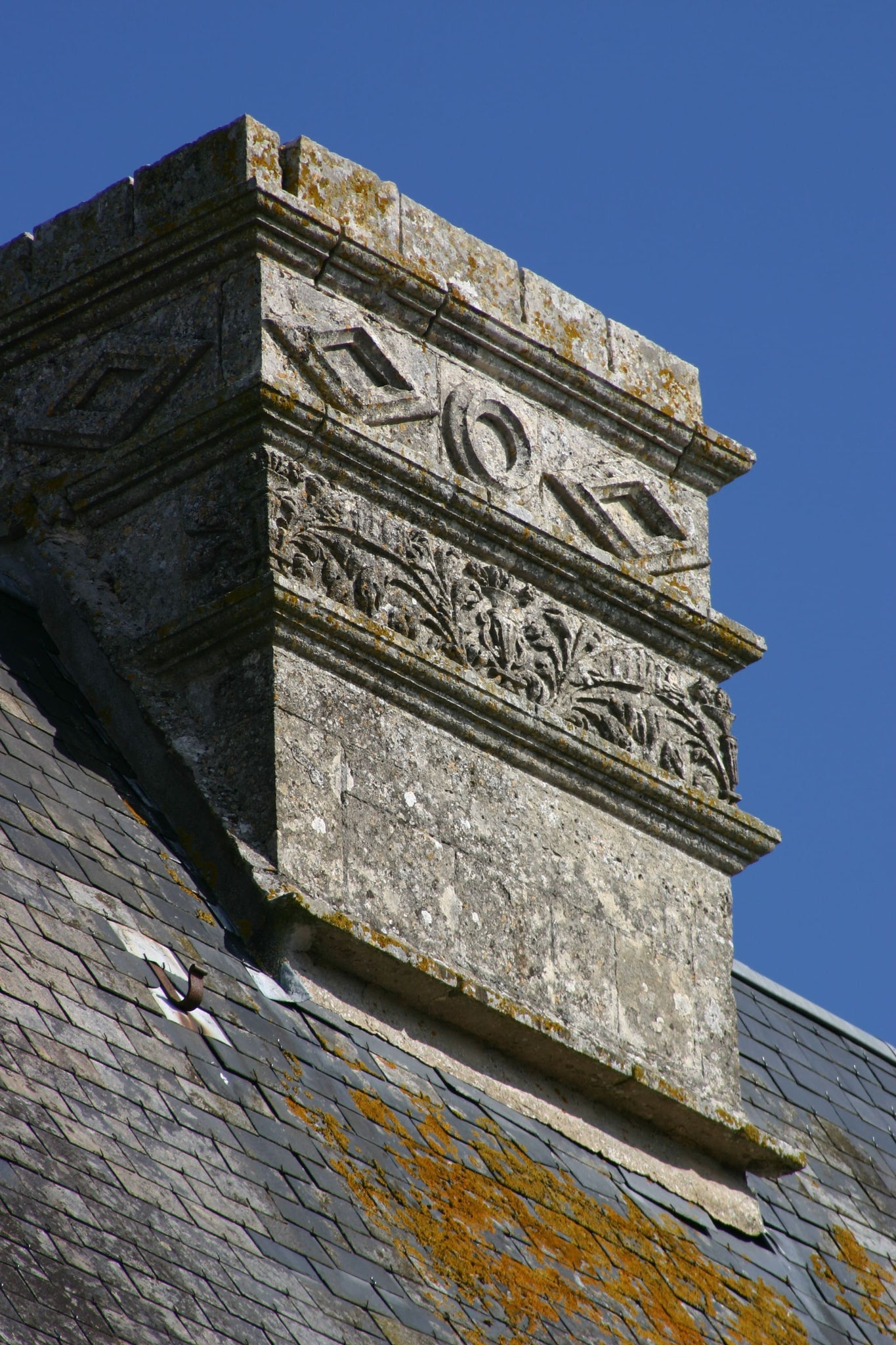 Detail of the 16th c. Renaissance chimney stump- Château de Saveilles    ©photo-propriétaire
