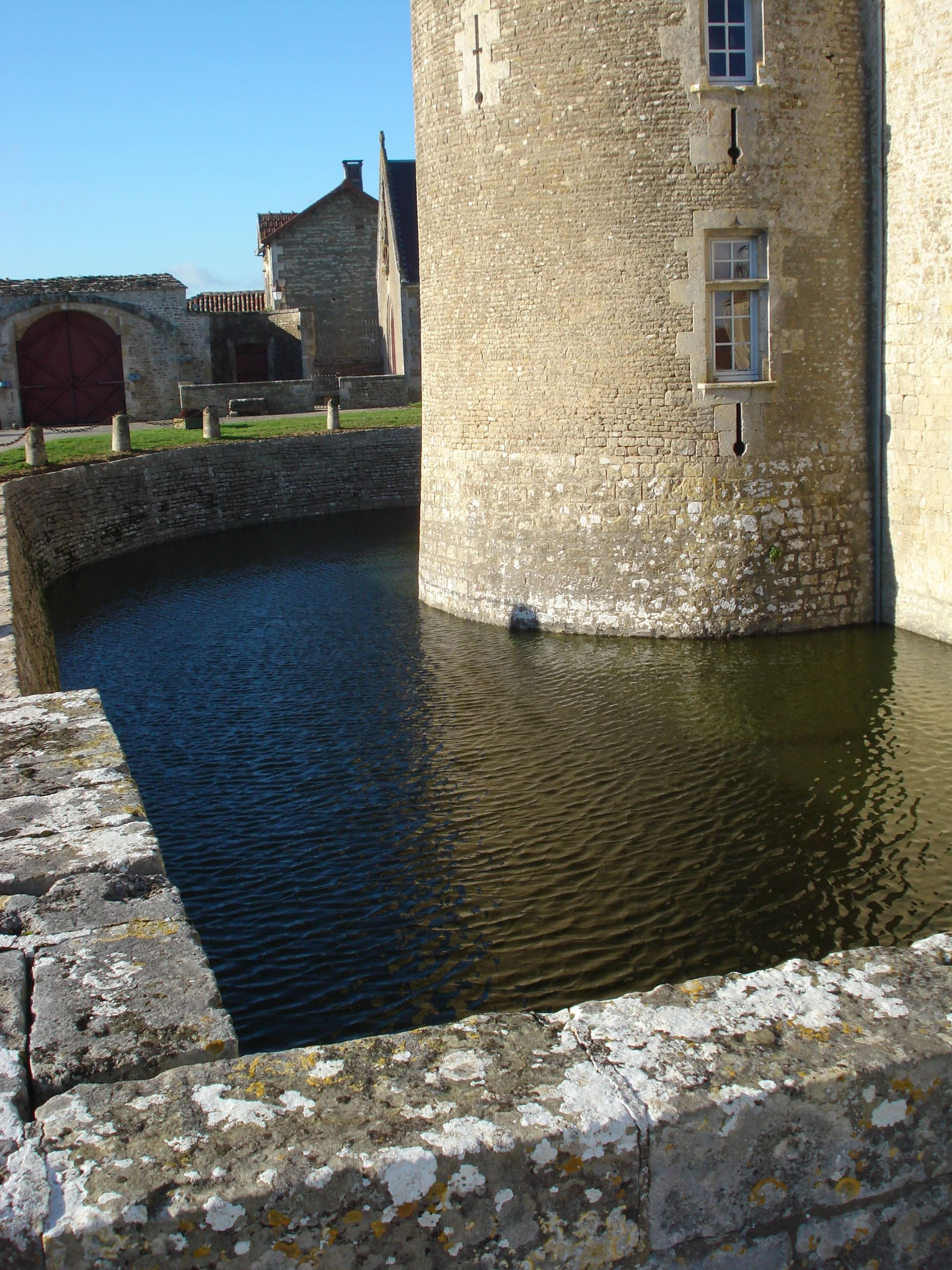 Les douves au sud, au pied de la grosse tour/The moat to the south, at the foot of the big tower - Château de Saveilles    ©photo-propriétaire