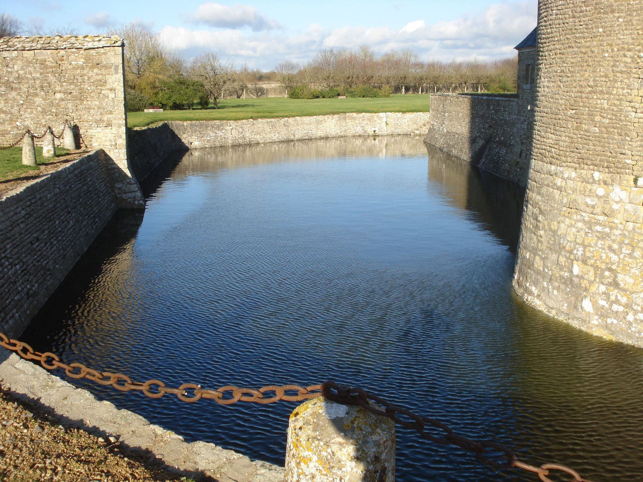 Les douves au plus large/The widest moat - Château de Saveilles    ©photo-propriétaire