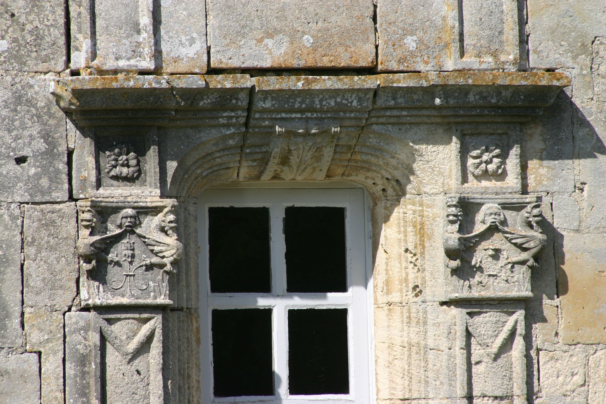 Detail of the Renaissance window - Château de Saveilles    ©photo-propriétaire
