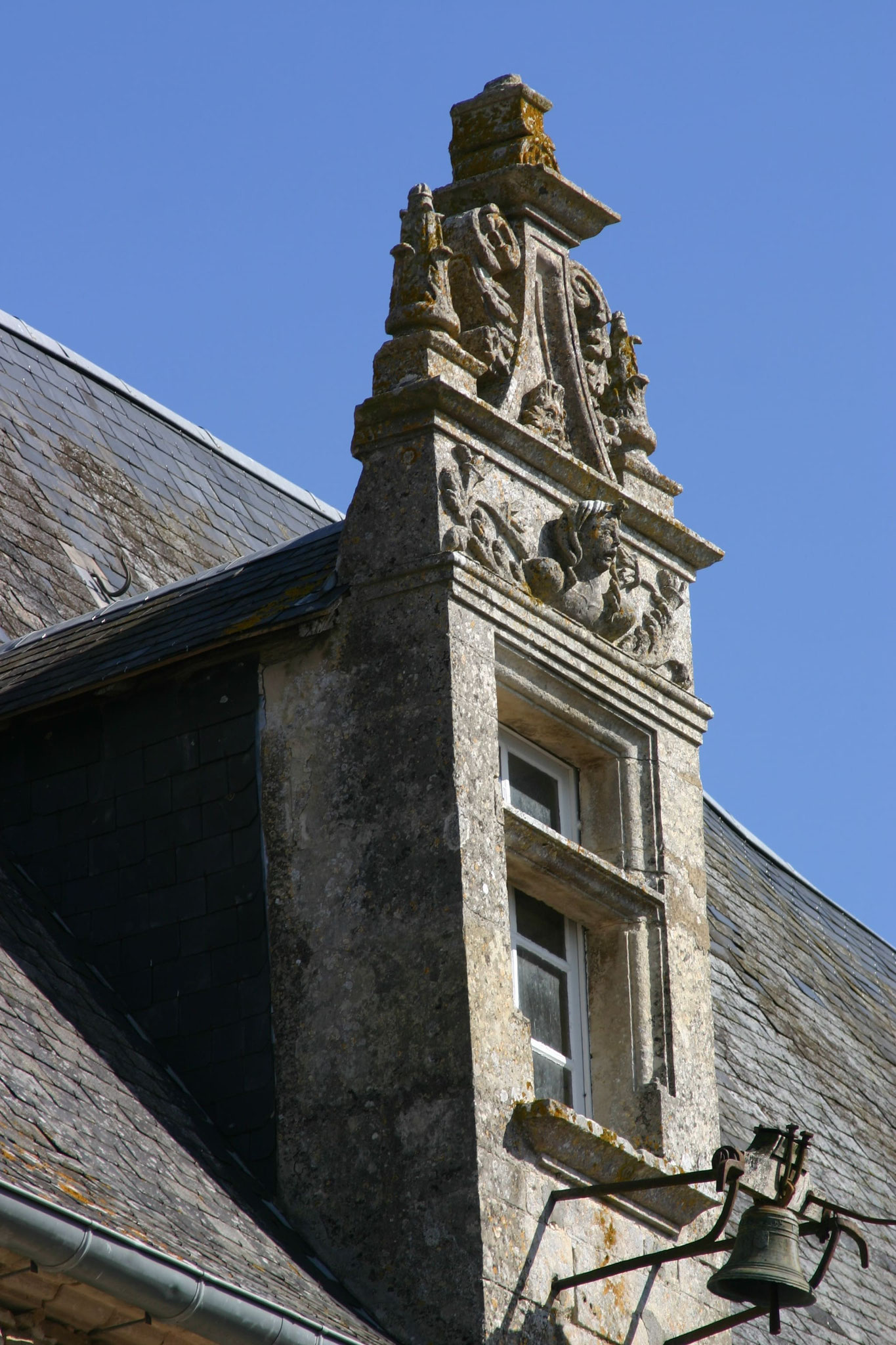 Détail de la lucarne à la cloche 16e s./Detail of the 16th c. bell dormer - Château de Saveilles    ©photo-propriétaire