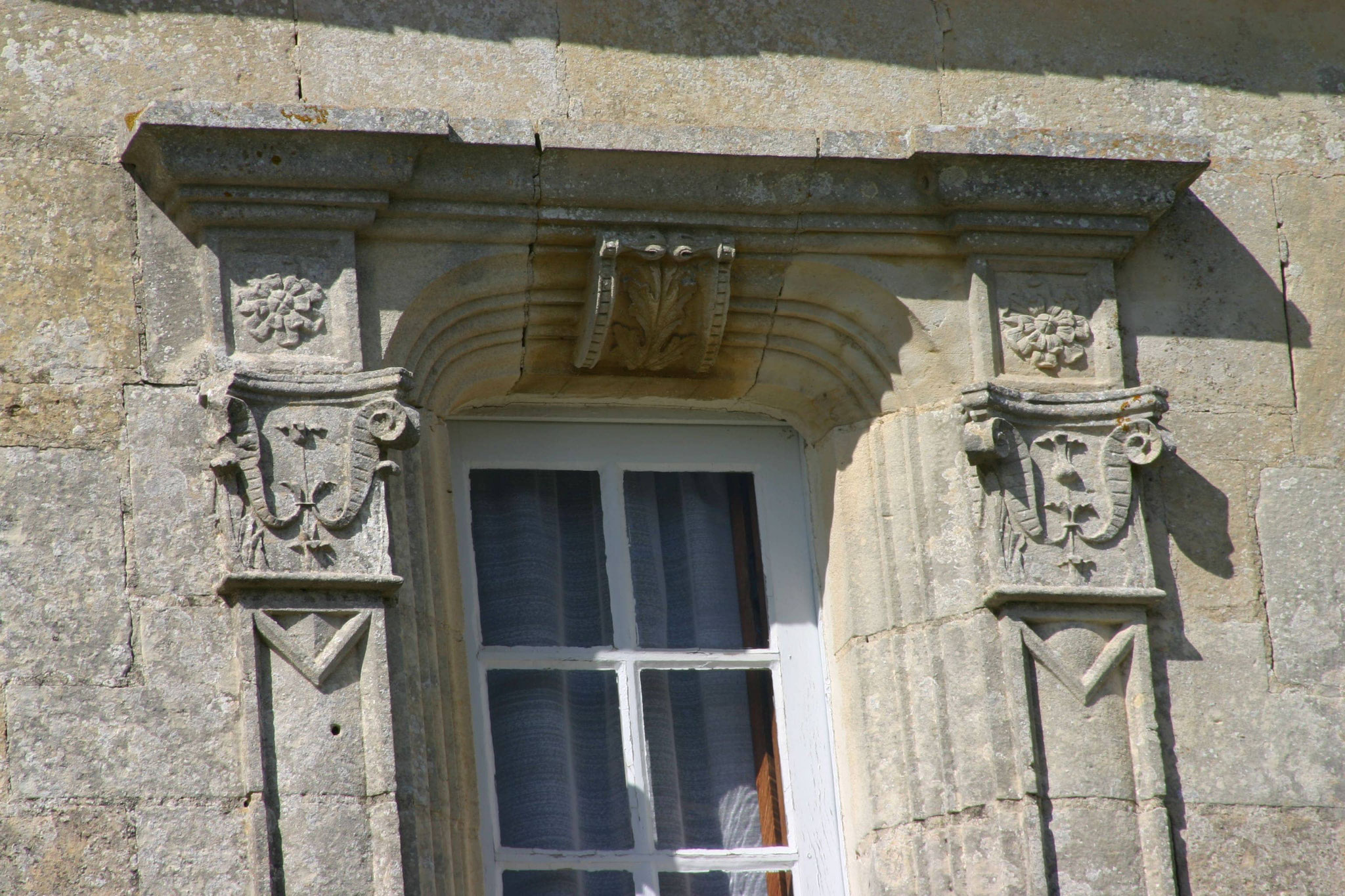 Chapiteaux et clé de voûte de la fenêtre Renaissance/Renaissance window capitals and keystone - Château de Saveilles    ©photo-propriétaire
