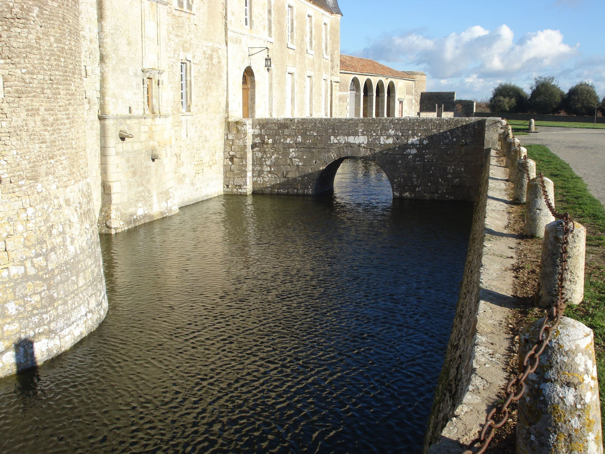 The moat at the foot of the 14th c. façade - Château de Saveilles    ©photo-propriétaire
