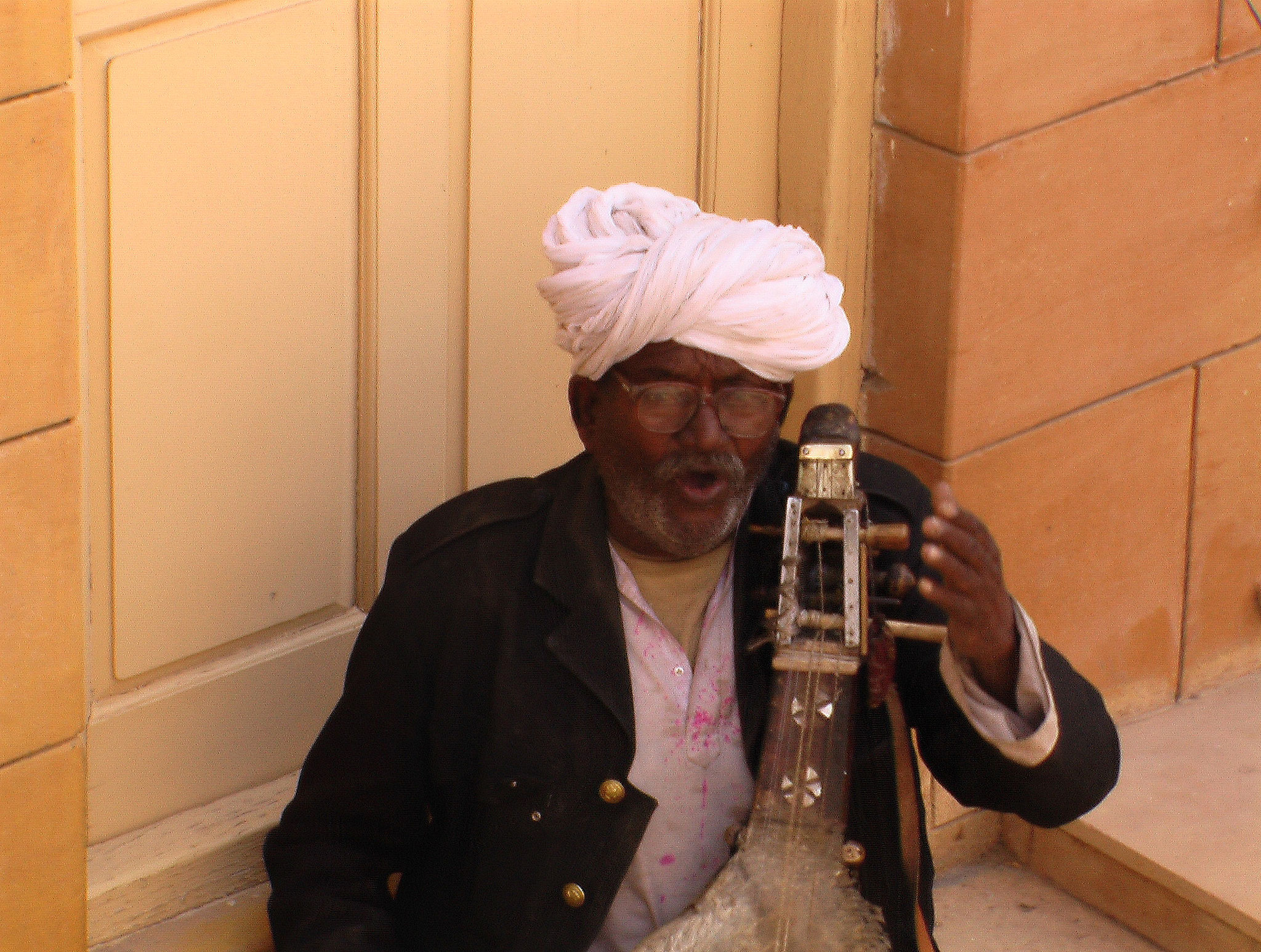 Un musicien avec sa sitar.