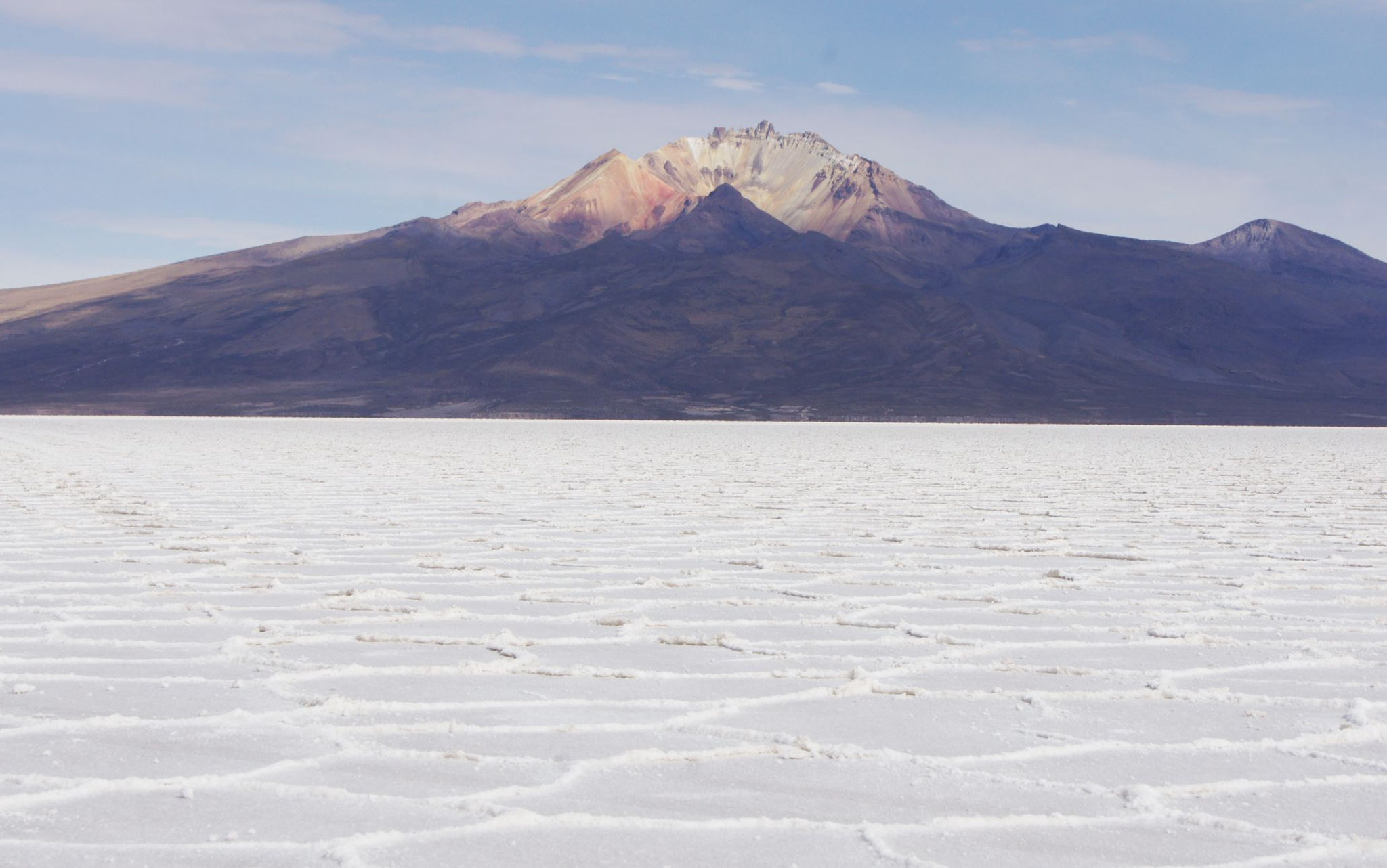 Der Salzsee von Uyuni mit Vulkan Tunupa