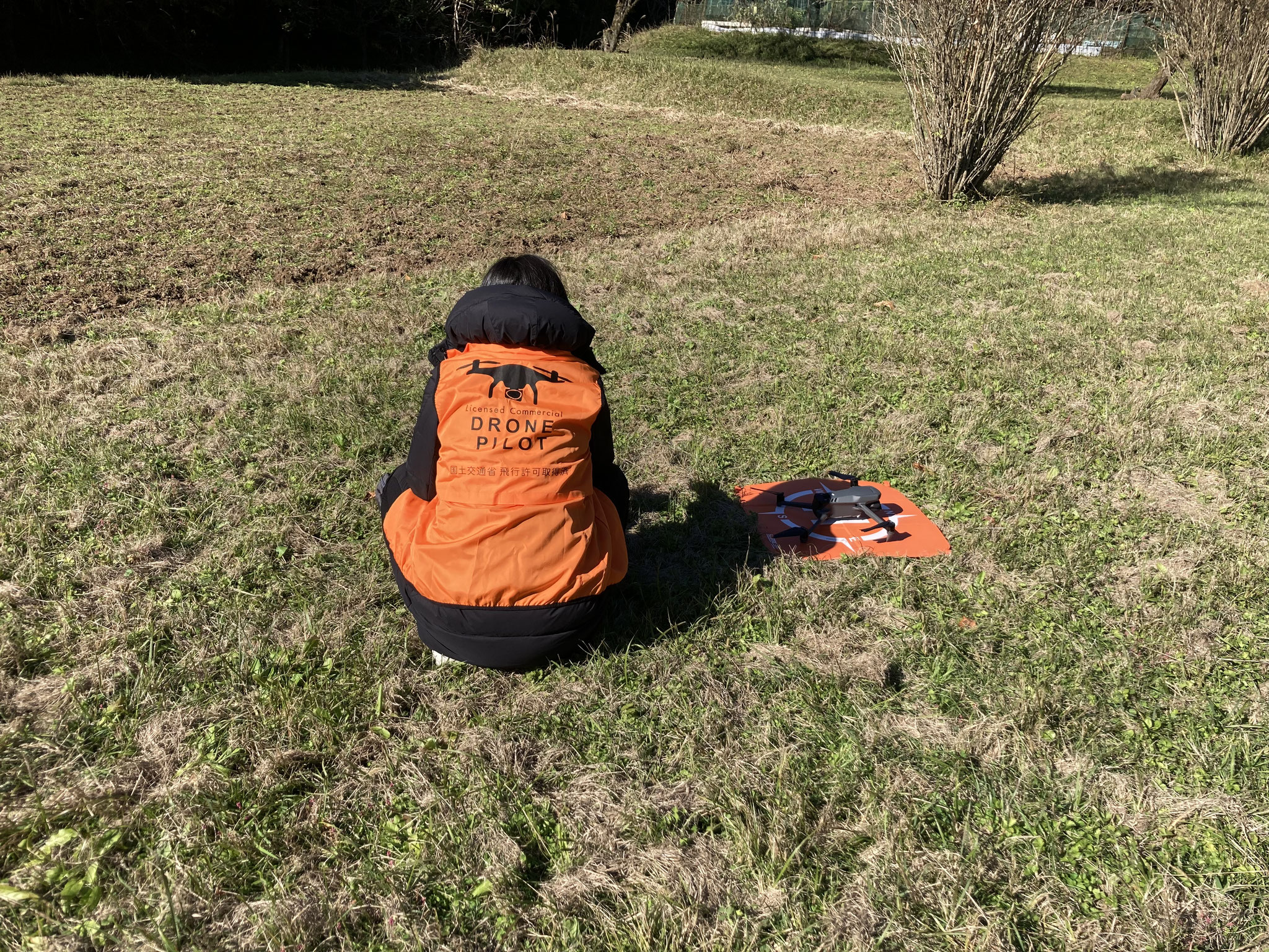 ドローンパイロットのゼッケンを着用する大木氏