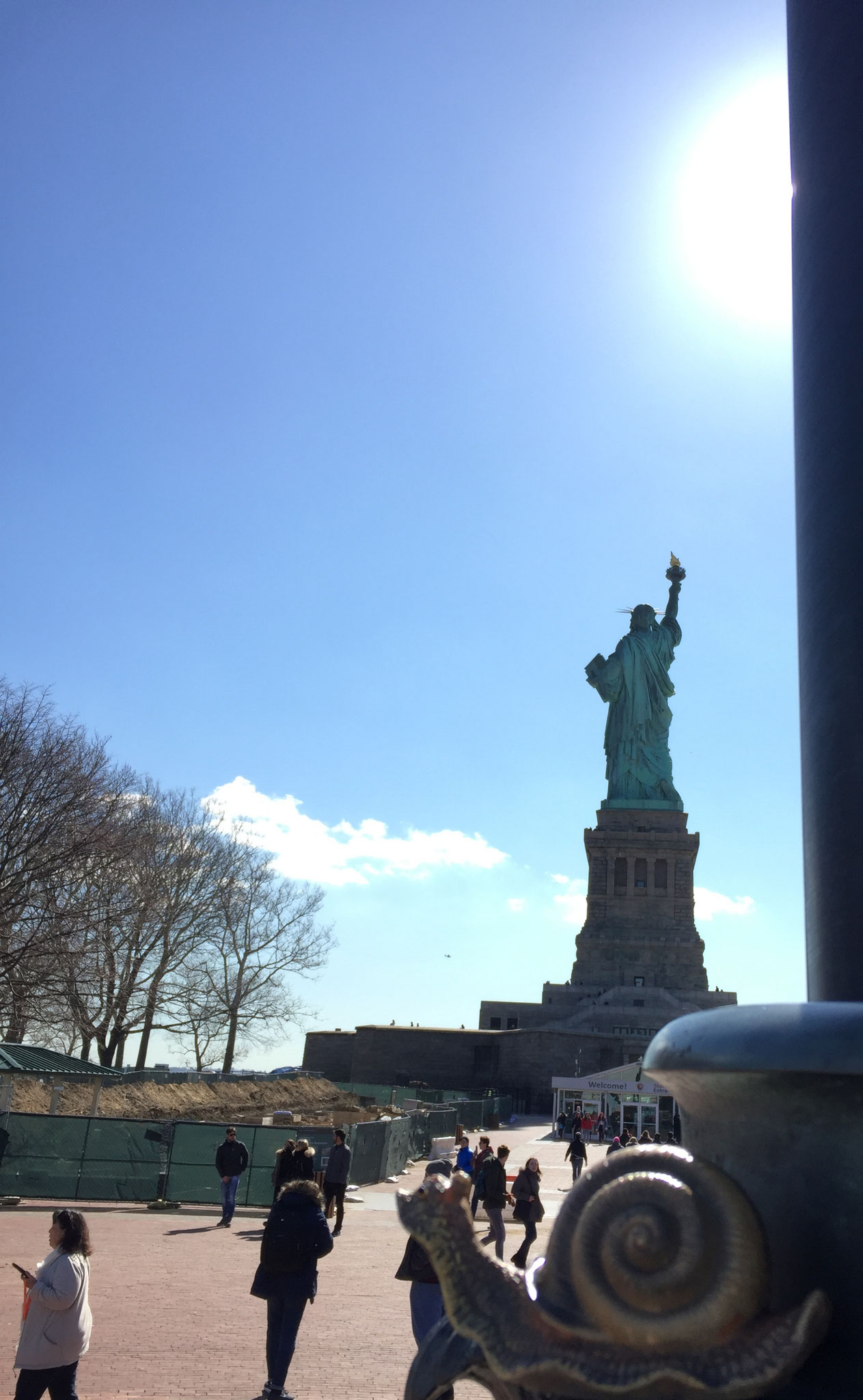 ...sur Liberty Island...