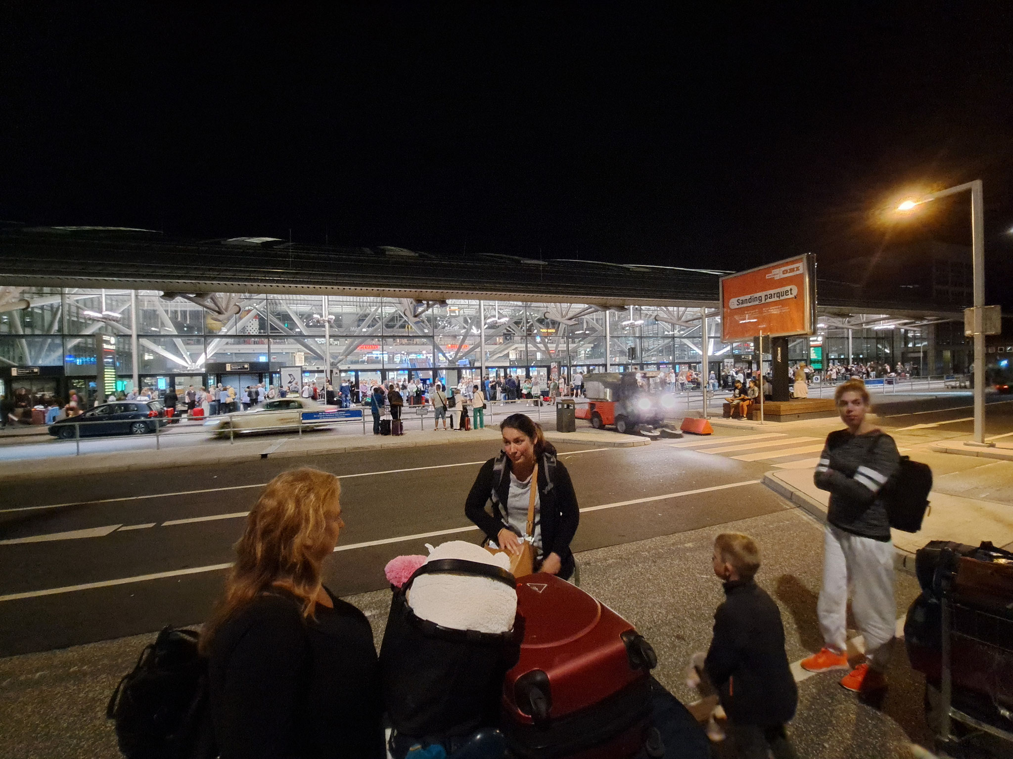 Aber kein Problem, der Flughafen öffnete erst um 3:30 Uhr.