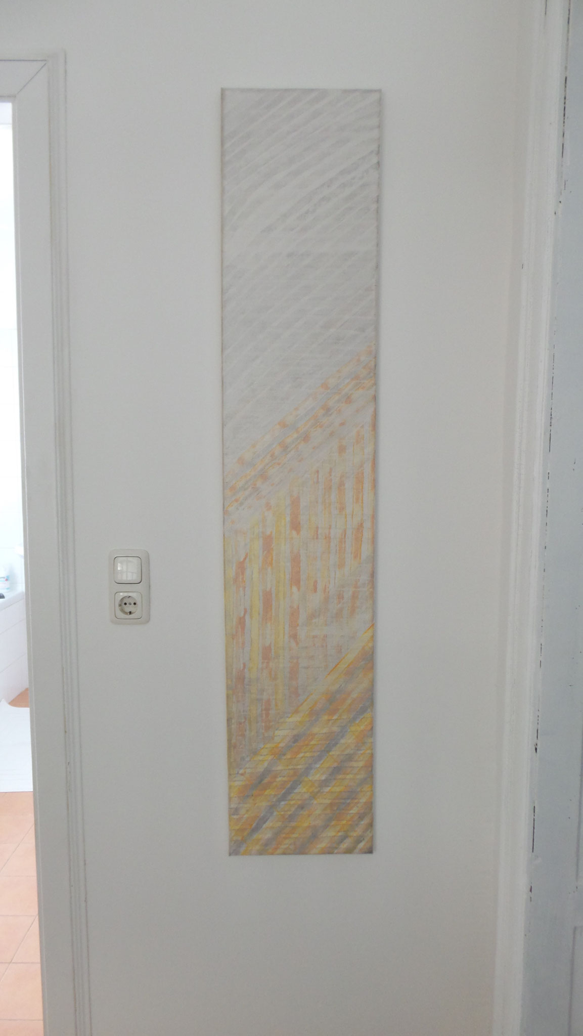 Ein zart gemustertes Wandbild in Butterorange und Grau