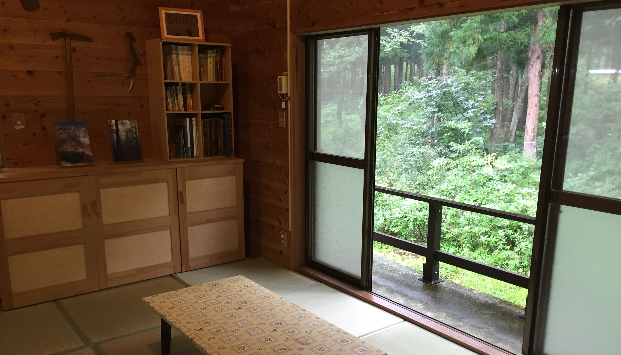 山小屋の室内