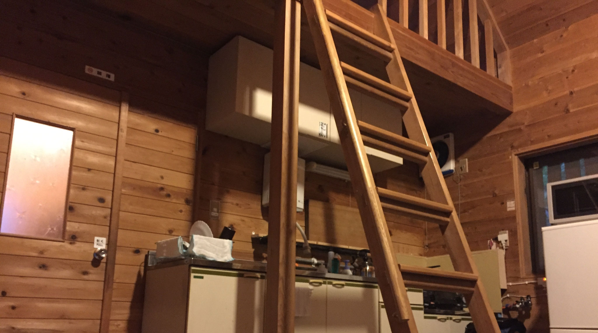 山小屋の室内